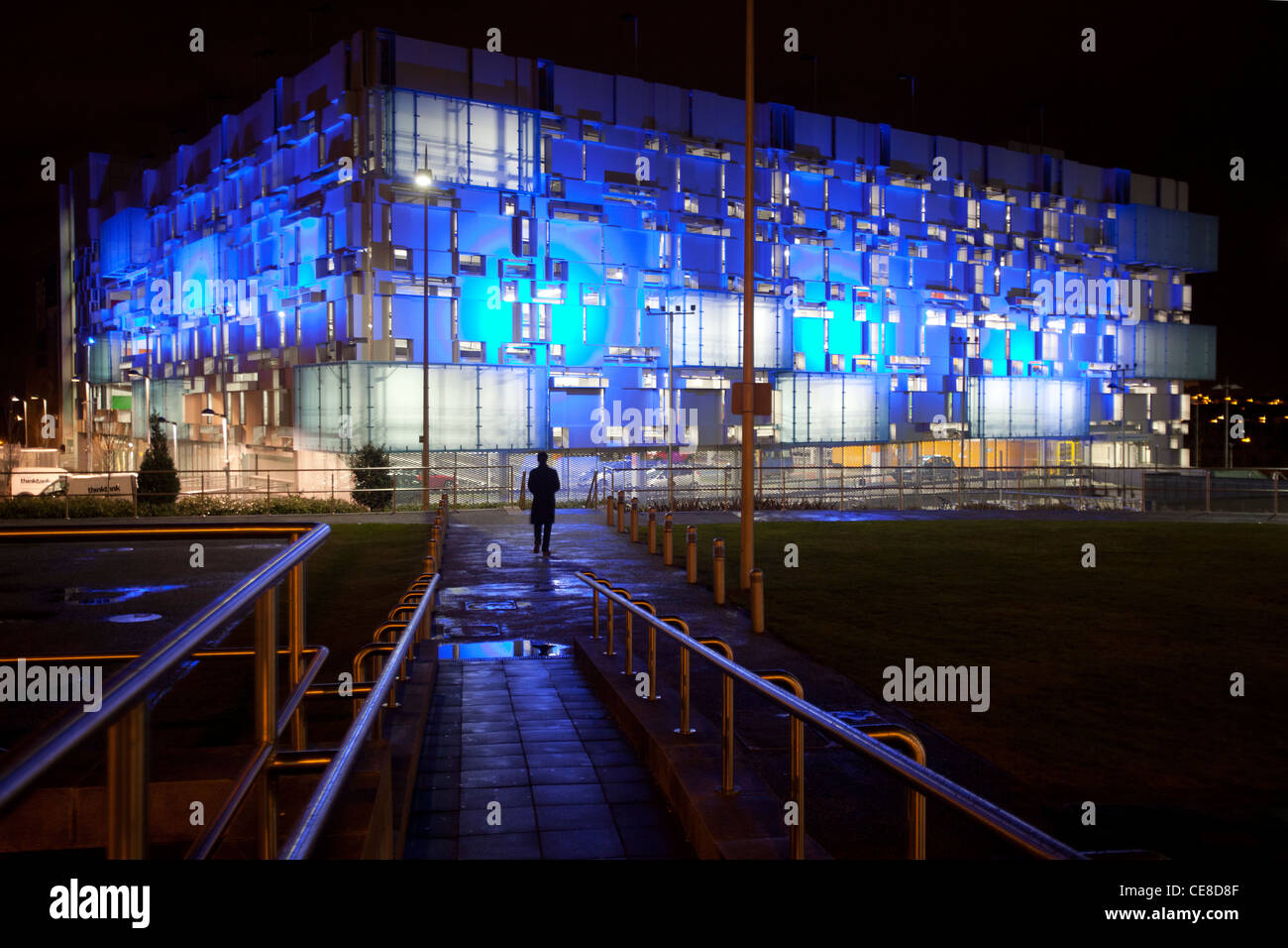 Ein modernes Parkhaus am Millennium Point Komplex, Birmingham, UK mit Blaulicht in der Nacht beleuchtet. Stockfoto