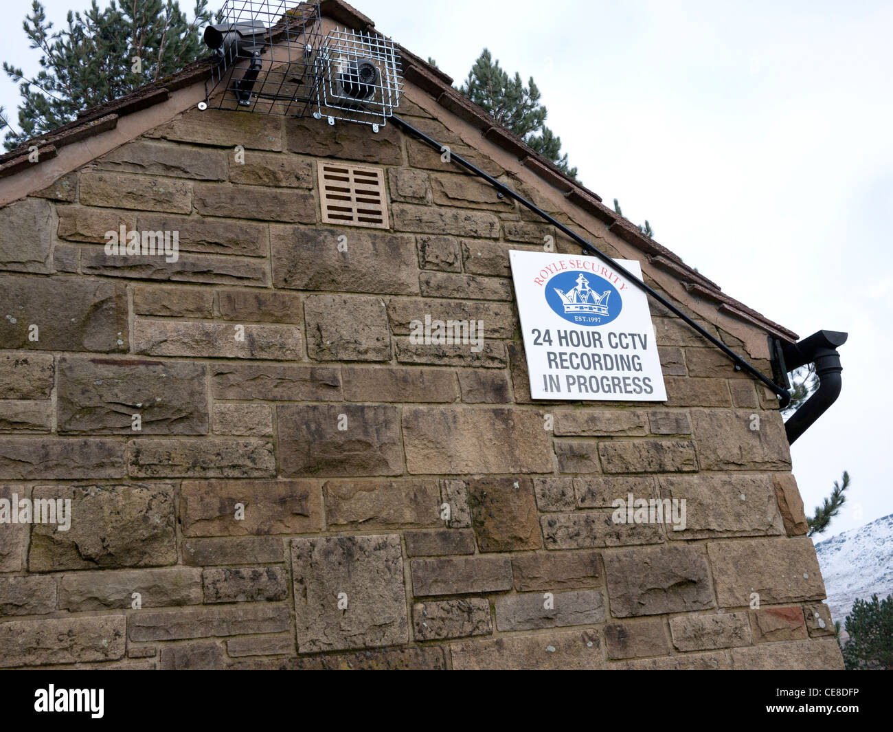 CCTV-Überwachungskameras auf Landschaft, Gebäude, England, UK. Stockfoto