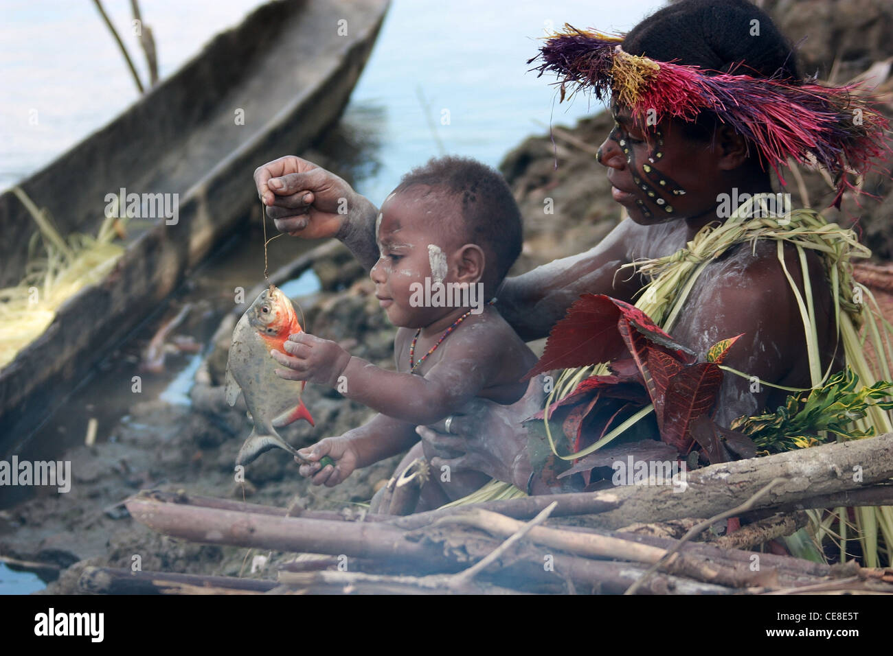 Tribeswoman und Baby Angeln in Papua-Neu-Guinea Stockfoto