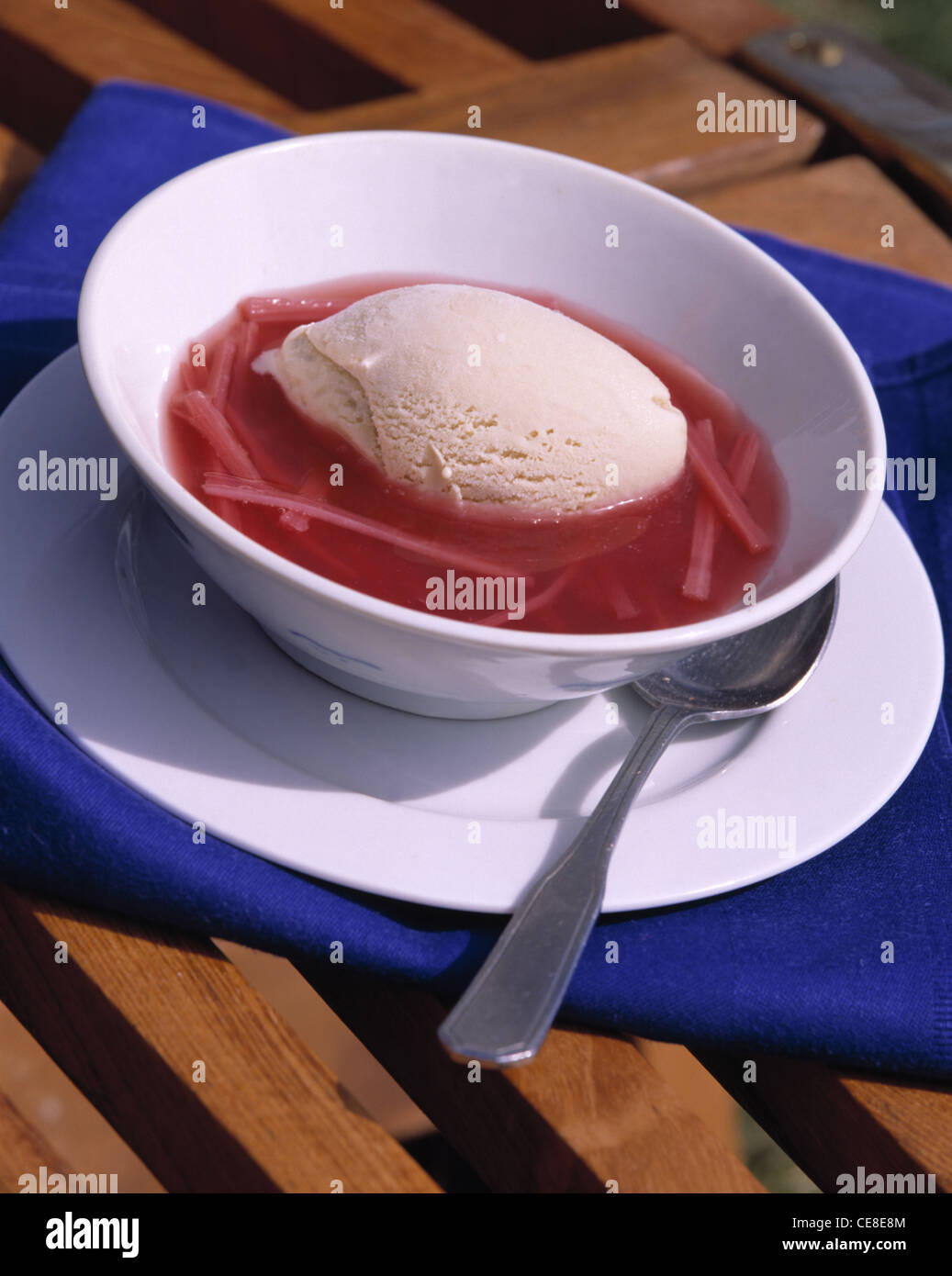 Gekühlte Rhabarber-Suppe mit Mocca-Eis Stockfotografie - Alamy