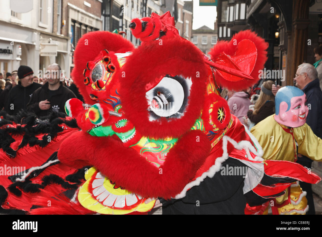 Chinese New Year of the Dragon parade in der Stadtstraße. Chester, Cheshire, England, Vereinigtes Königreich, Großbritannien. Stockfoto