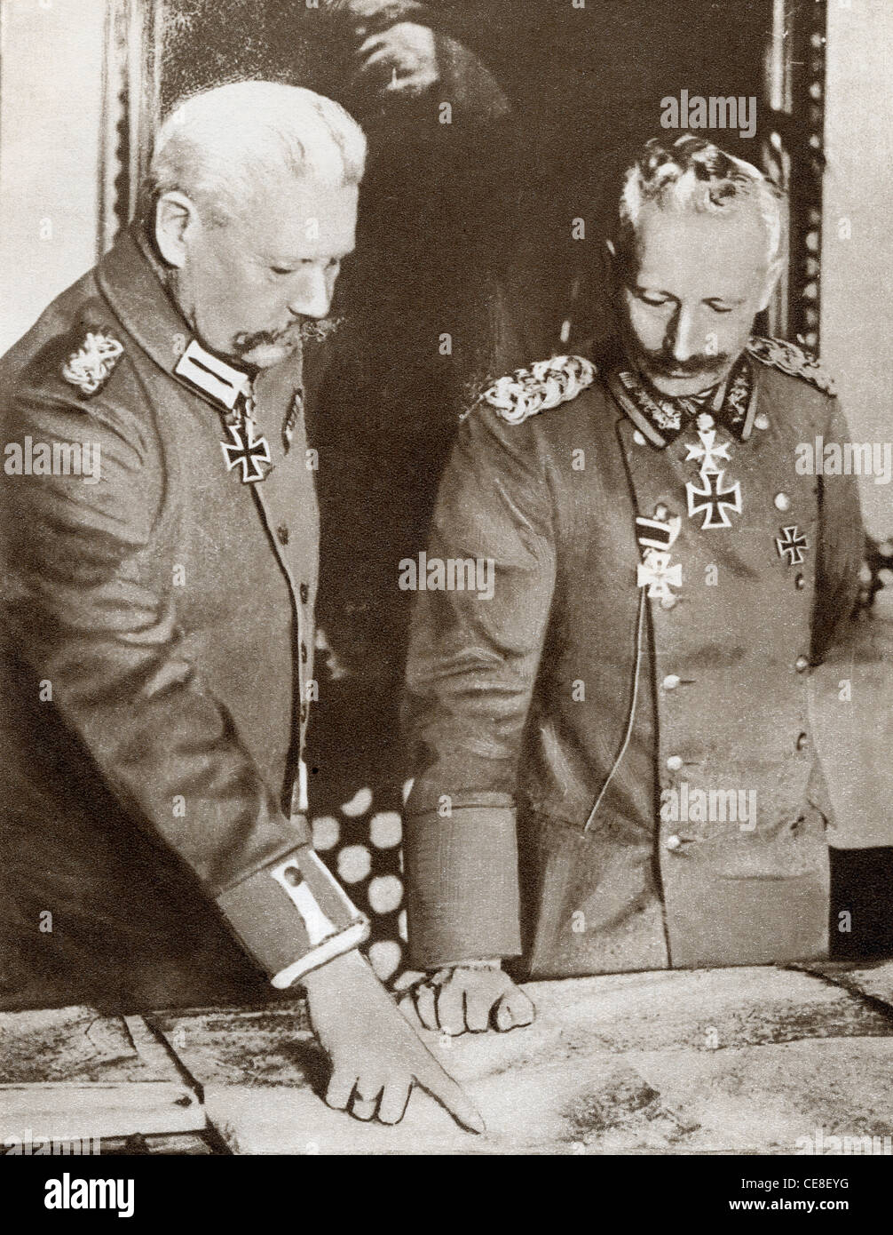Kaiser Wilhelm II. (links) und Feldmarschall von Hindenburg studieren Karten während des ersten Weltkrieges. Stockfoto