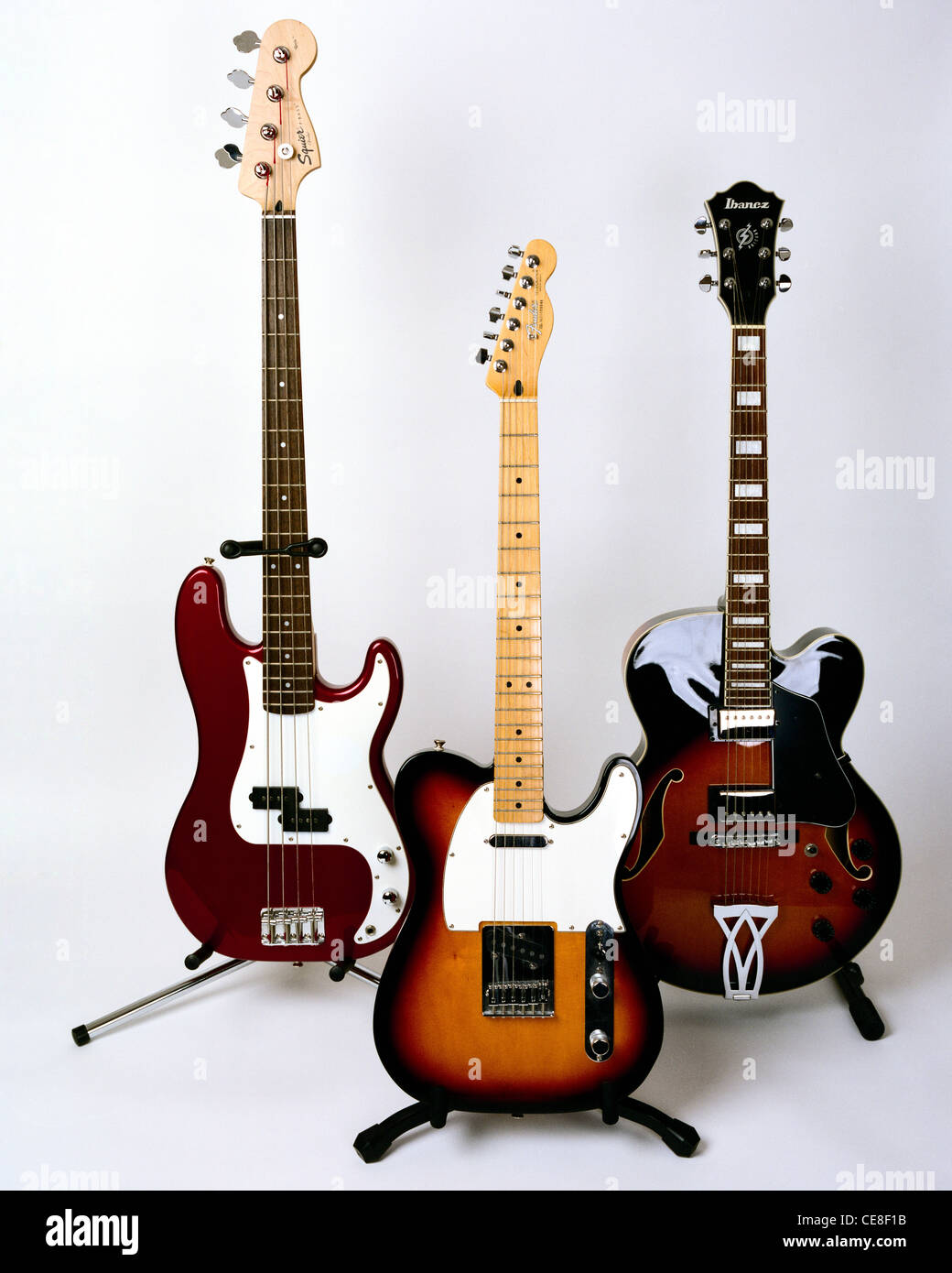 Drei e-Gitarren auf Ständer Stockfoto