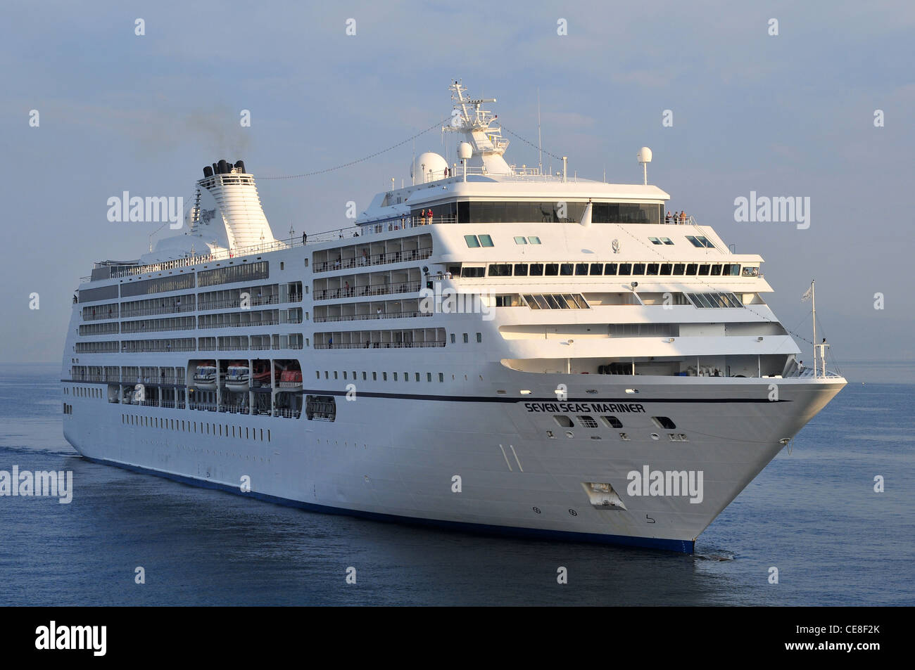 Regent Kreuzfahrten Schiff Seven Seas Mariner nähert sich langsam seinen Liegeplatz in Kusadasi, Türkei an einem ruhigen Morgen im Spätsommer. Stockfoto