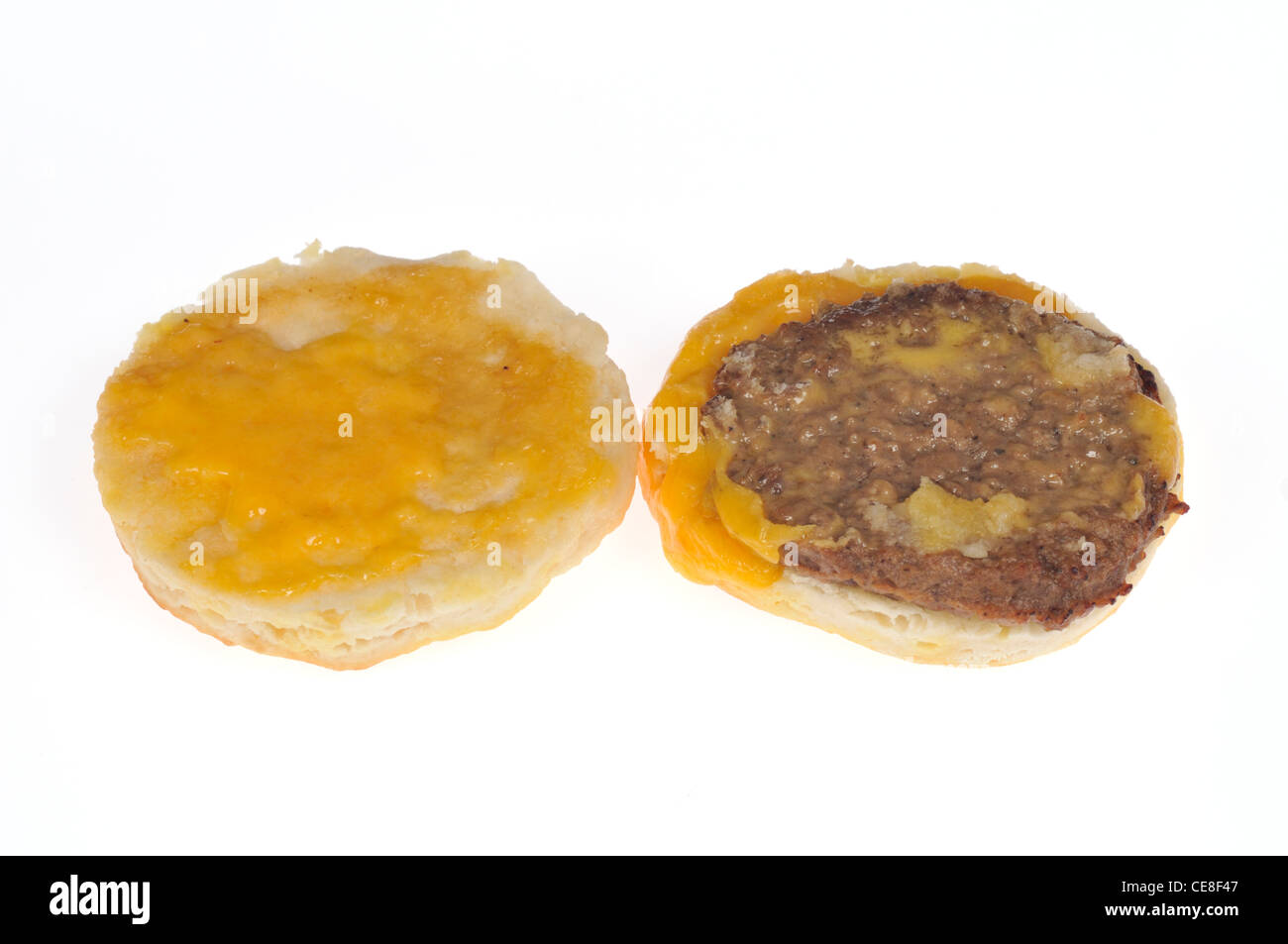 Öffnen Sie konfrontiert Wurst Patty und geschmolzenem Käse Biskuit Frühstücks-Sandwich auf weißem Hintergrund ausschneiden. Stockfoto