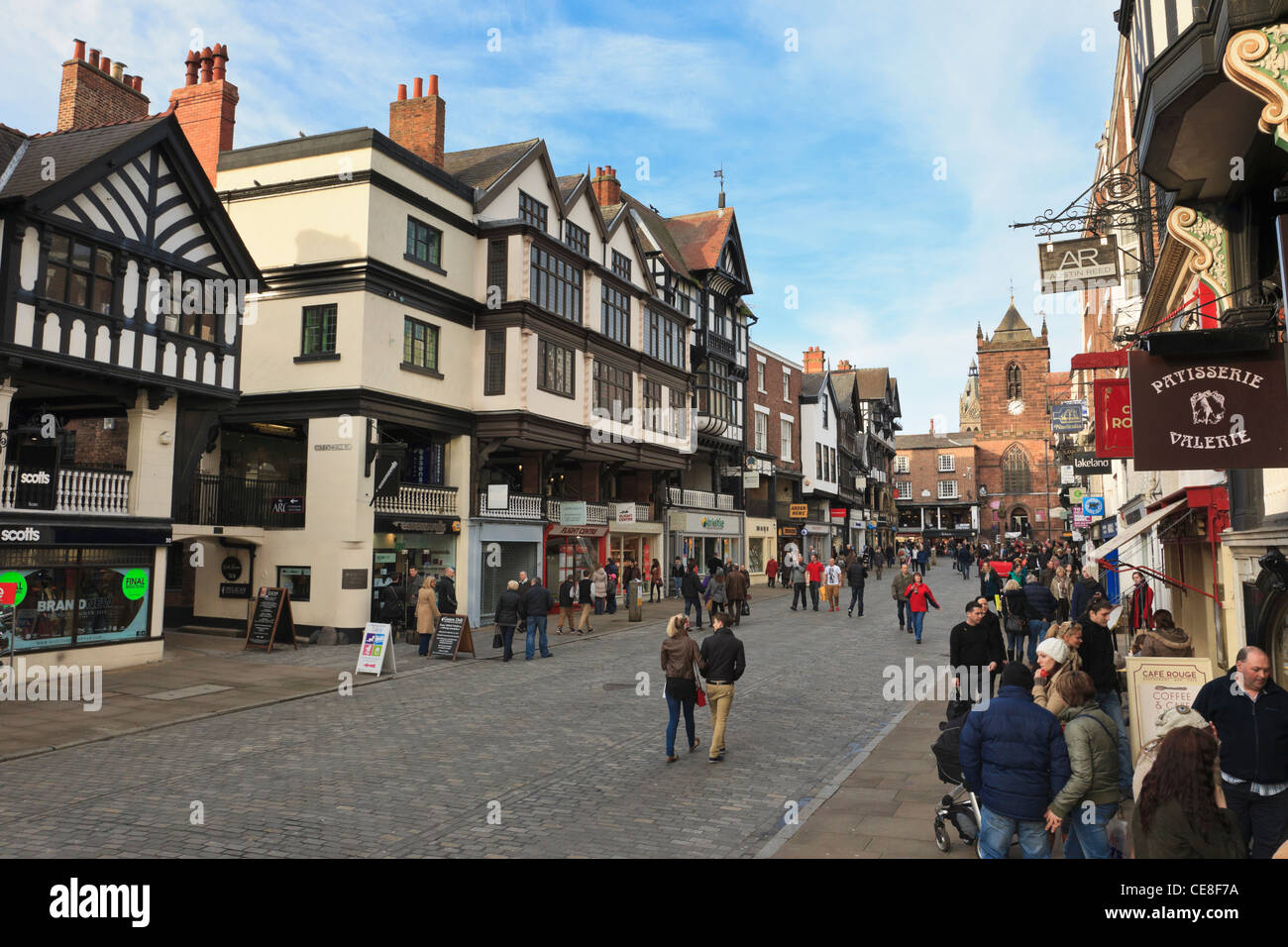 Belebten Fußgängerzone, gepflasterten Straßenszene mit Läden in historischen Tudor Gebäude im Zentrum der Stadt. Brücke Straße Chester Cheshire England UK. Stockfoto