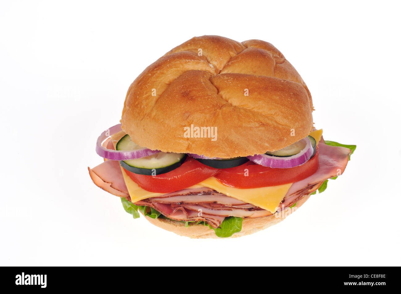 Schinken und Käse-Salat-Sandwich mit Salat, Tomaten und roten Zwiebeln auf Weißbrot Bulkie Rollen auf weißem Hintergrund Ausschnitt USA Stockfoto