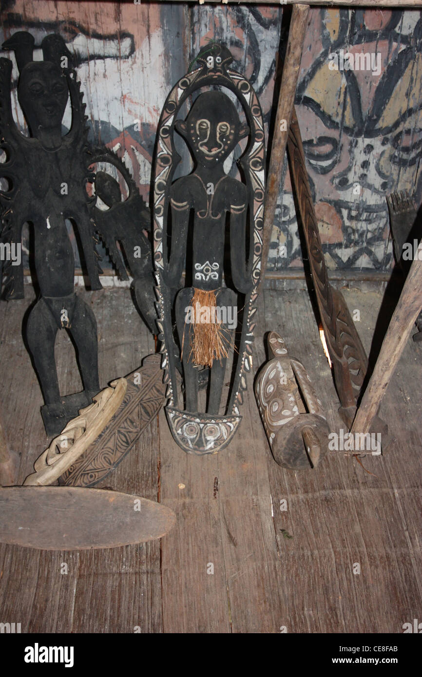 Alte hölzerne Carvings in einem Remote-Sepik-Dorf Stockfoto