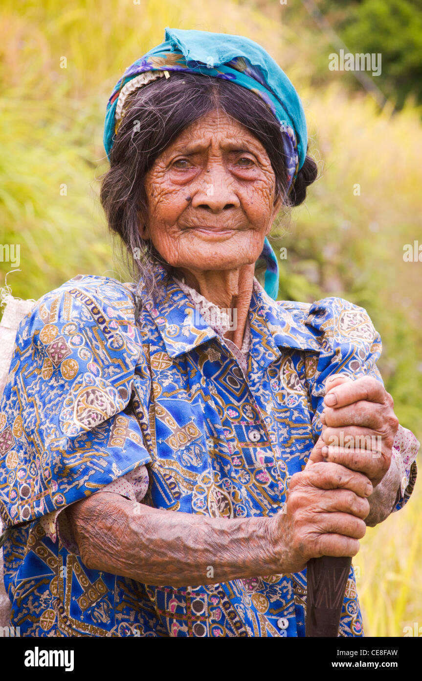 eine alte Indianerin mit Tattoos auf den Armen, Bontoc, Philippinen. Die Stämme war praktizierender Headhunting vor. Stockfoto
