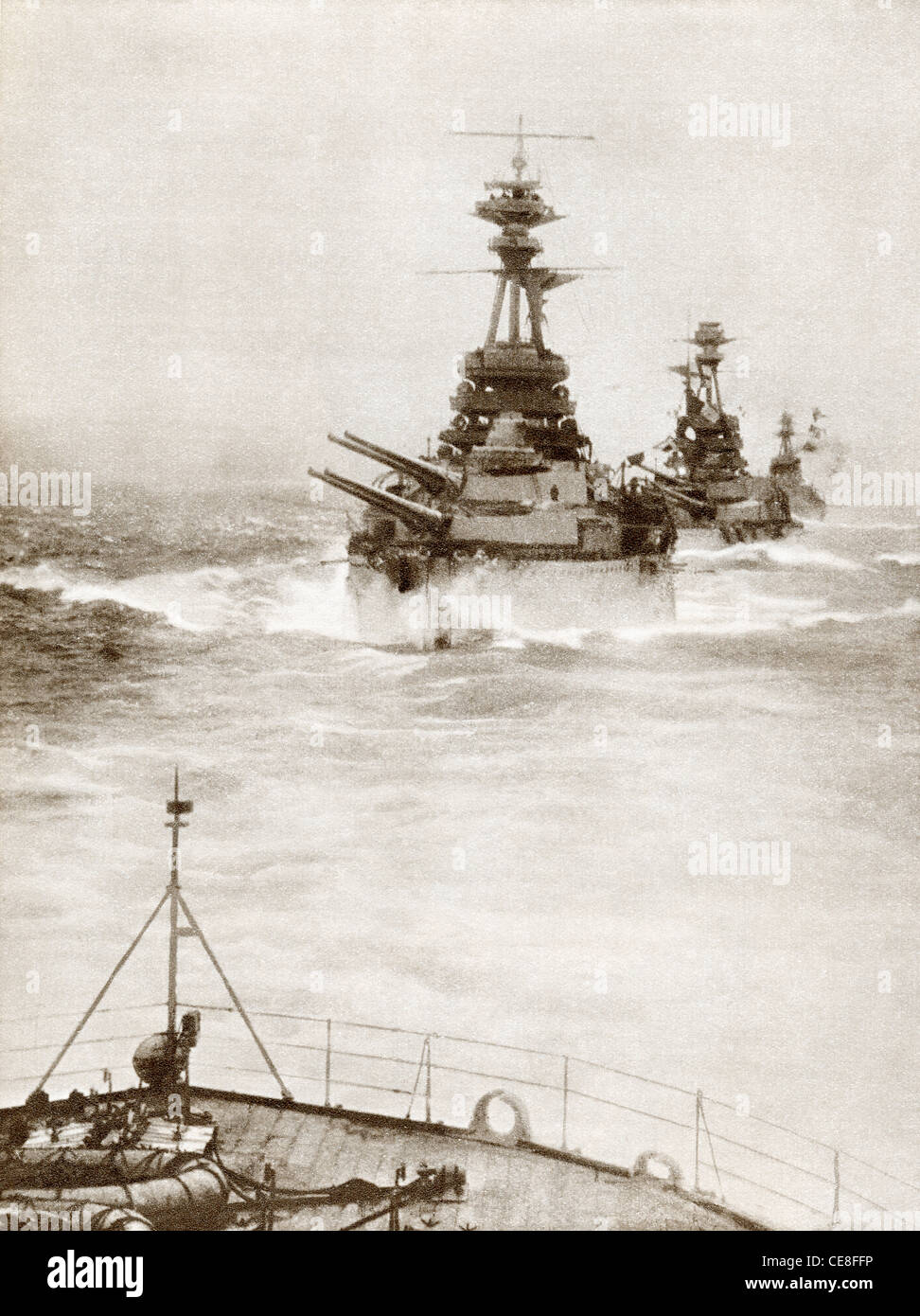 Schlachtschiffe aus einem Schlacht-Geschwader von der Grand Fleet patrouillieren die Nordsee im Jahre 1916 im ersten Weltkrieg. Stockfoto