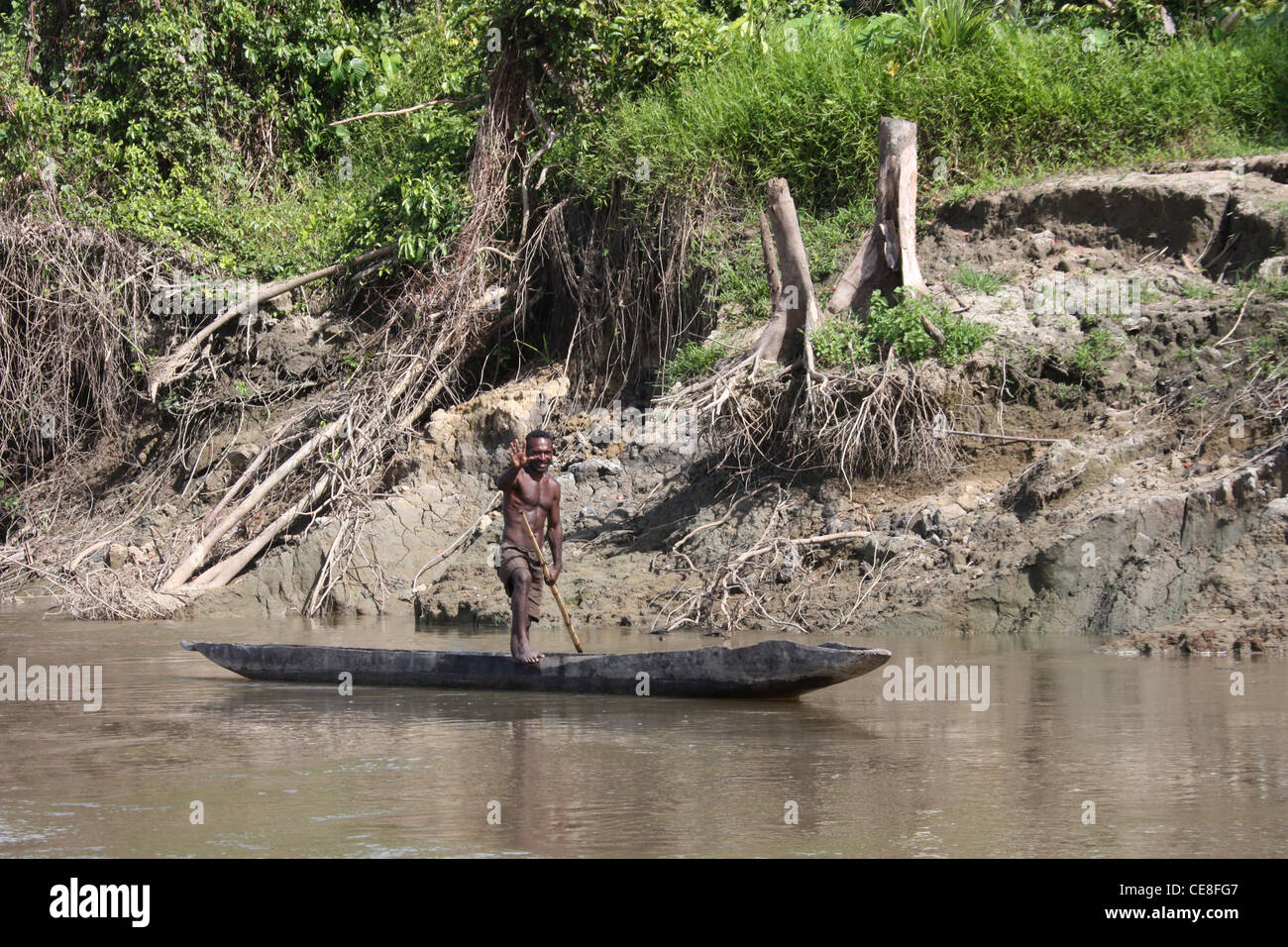 Papua-Mann in einer abgelegenen Gegend der Provinz Ost Sepik Stockfoto