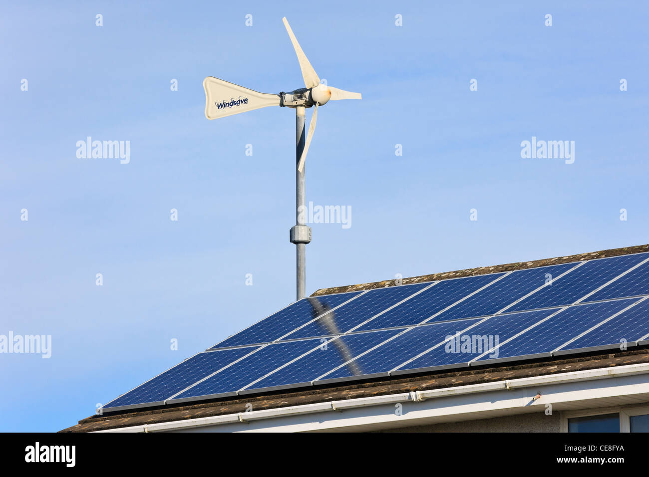 Windsave micro Windenergieanlage und Sonnenkollektoren auf einem inländischen eco Home Haus Dach für die Stromerzeugung mit alternativer Energie. Großbritannien Großbritannien Stockfoto