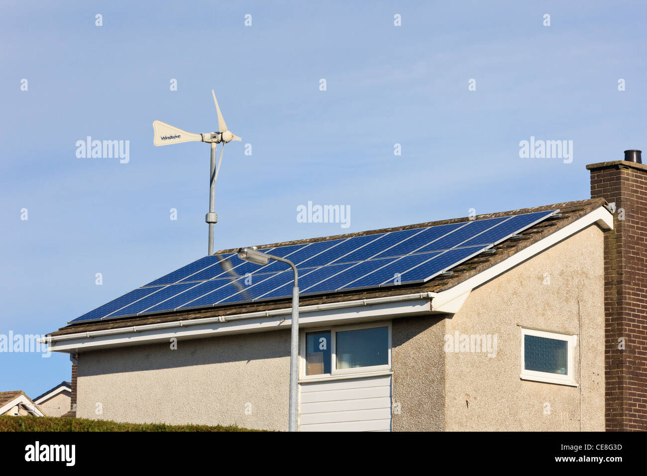 Windsave micro Windenergieanlage und Sonnenkollektoren auf einem inländischen eco Home haus dach für alternative Energie. Großbritannien Stockfoto