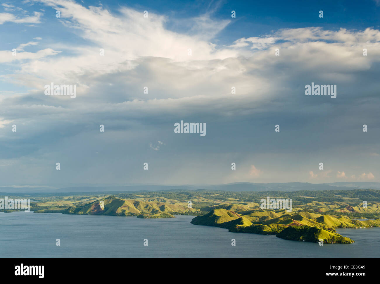 Dramatische Wolken über See Sentani, West-Papua, Indonesien Stockfoto