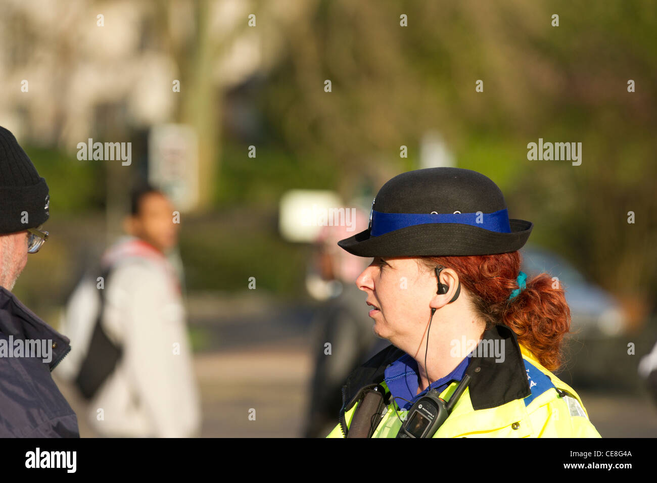 Gemeinschaft Unterstützung Polizistin PCSO Stockfoto