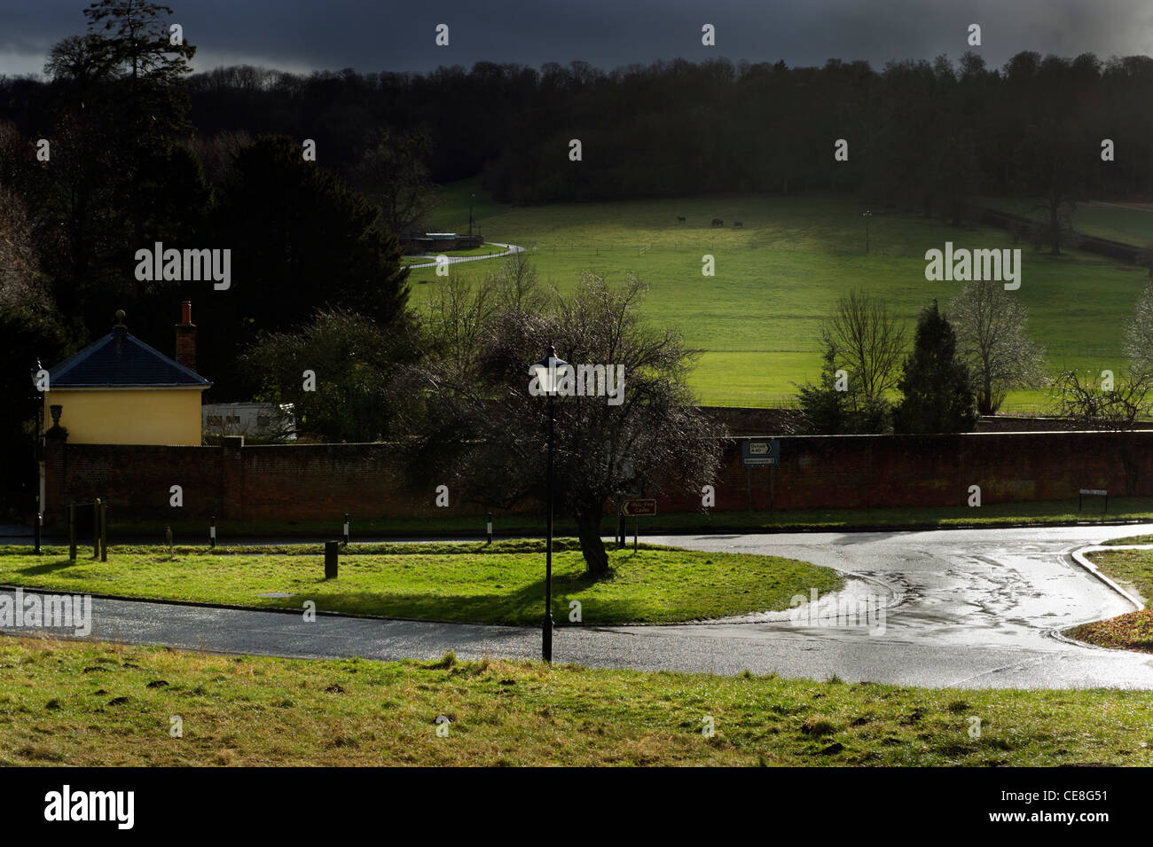 Eine niedrige Winter Lichtquellen-Ansicht des Kreisverkehrs auf der A40 West Wycombe Bucks nach einem Niederschlag; West Wycombe Parkgrundstück darüber hinaus. Stockfoto