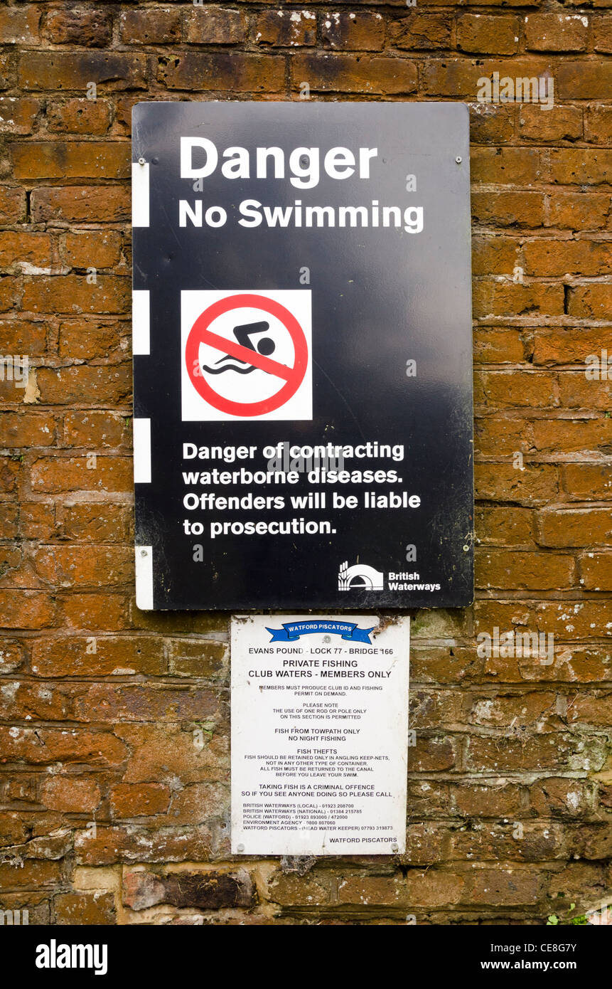 Öffentliche Gesundheit und Sicherheit beachten Sie auf eine Mauer von dem Fluss Colne innerhalb Cassiobury Park Watford Herts UK Stockfoto