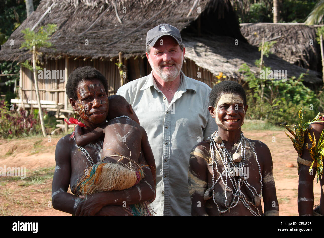 Britische Reisende besuchen ein abgelegenes Dorf am Fluss Karawari in Papua-Neu-Guinea Stockfoto