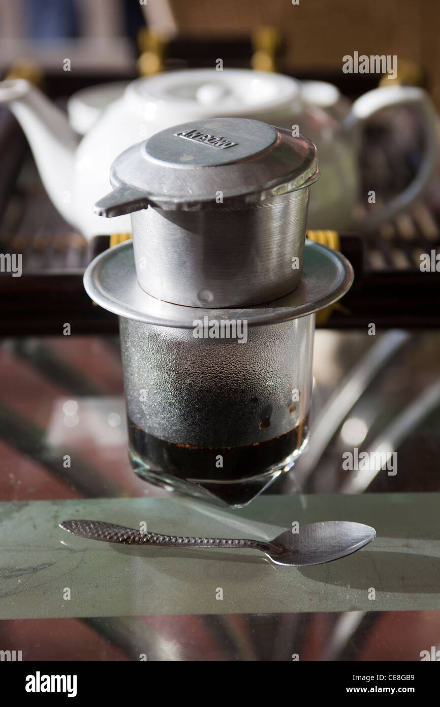 Vietnamesischen Kaffeefilter mit Glas und begleitenden Tee Stockfoto
