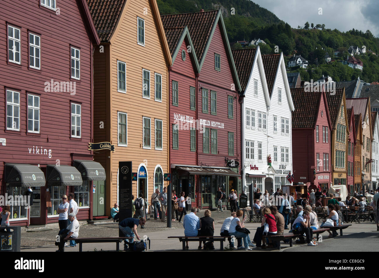 Hölzerne Läden beherbergt Hafenviertel Bryggen Bergen Norwegen Stockfoto