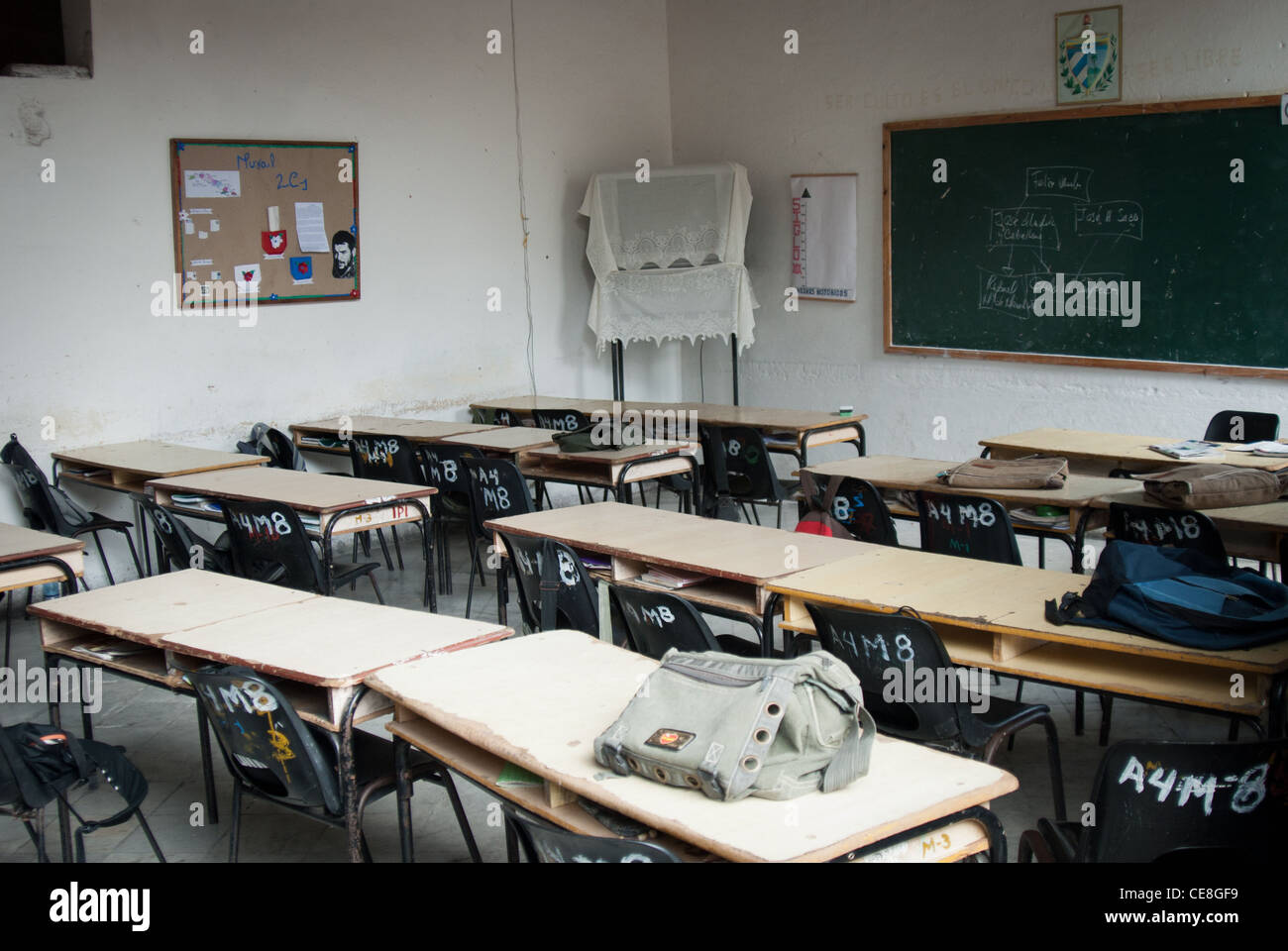 Klassenzimmer, tv mit einem Tuch, Bild von Che Guevara an der Wand bedeckt Stockfoto