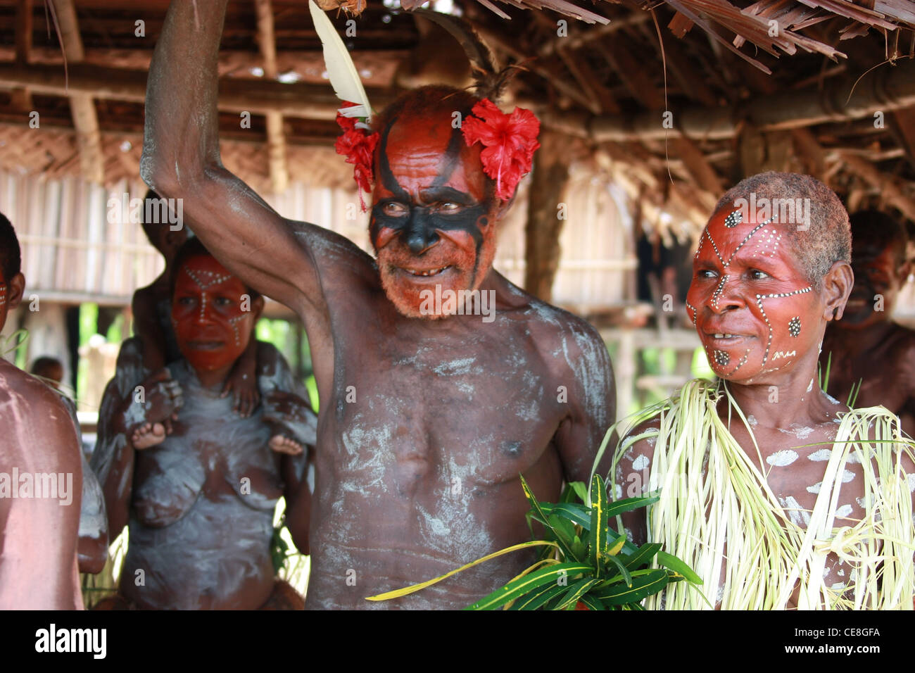 Stammes-Familie aus Papua Neuguinea Leben am Fluss Karawari Stockfoto