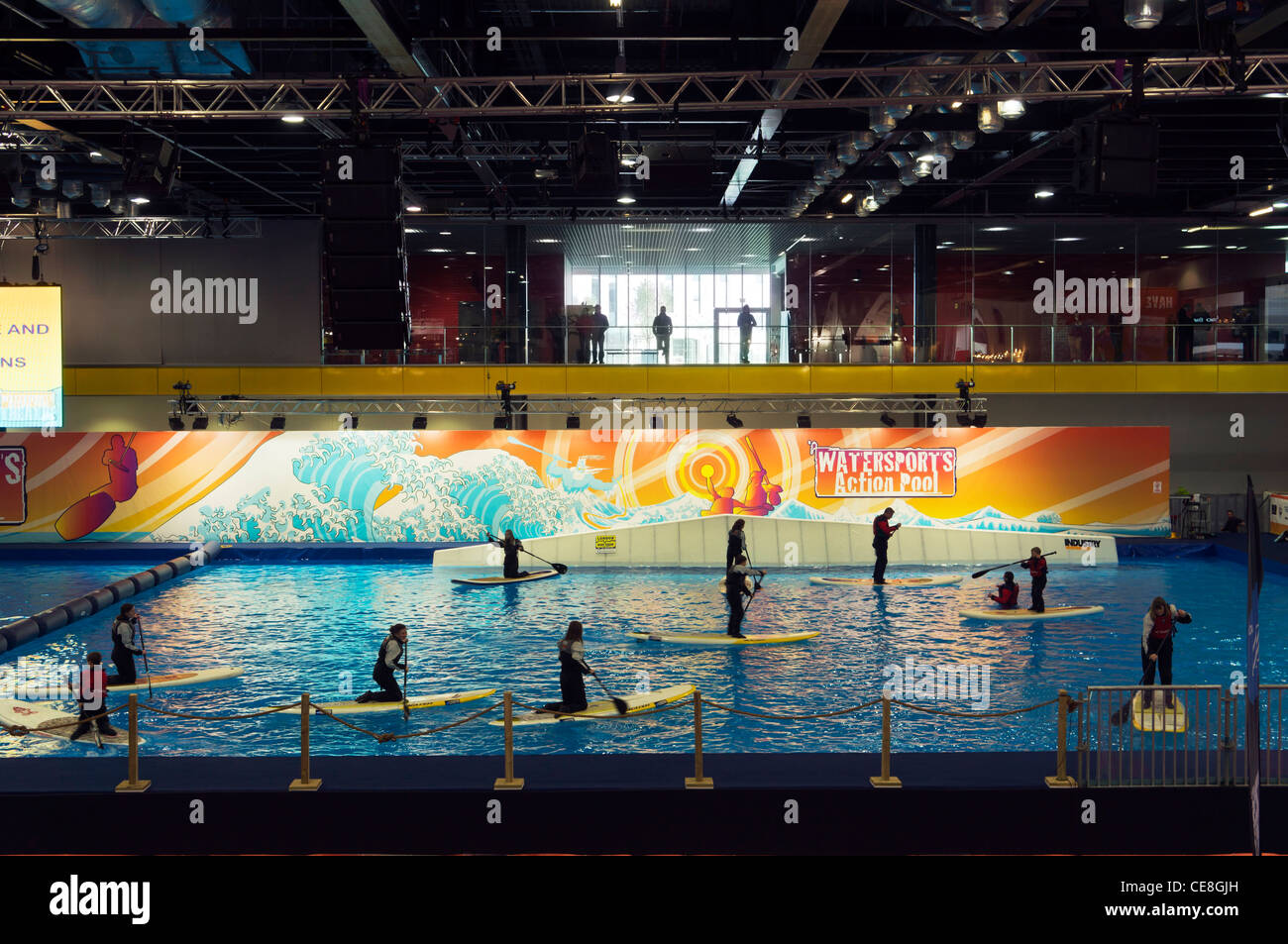 Menschen auf Booten an den Wassersport Action Pool London Boot zeigen London Excel. Stockfoto