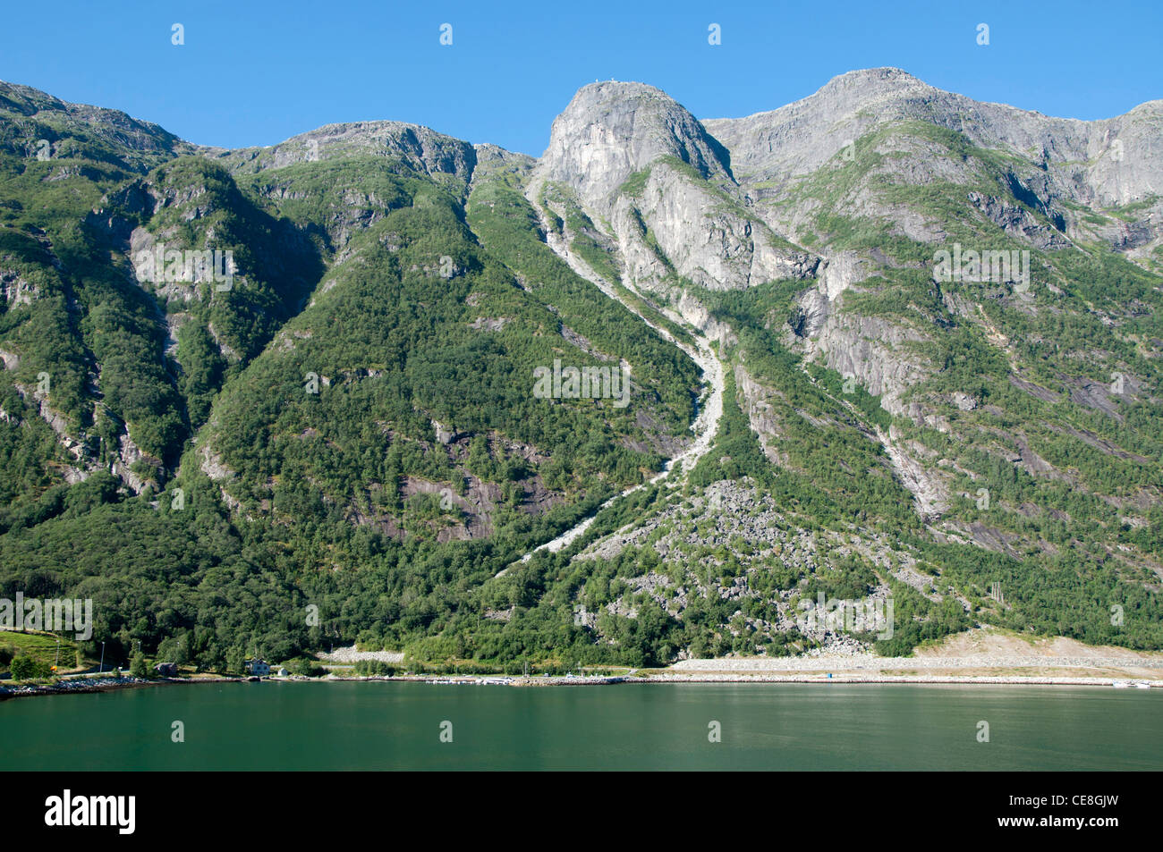 Eidfjord Norwegen malerische Landschaft bei sonnigem Wetter mit Wasser und Blau Himmel Berge Stockfoto