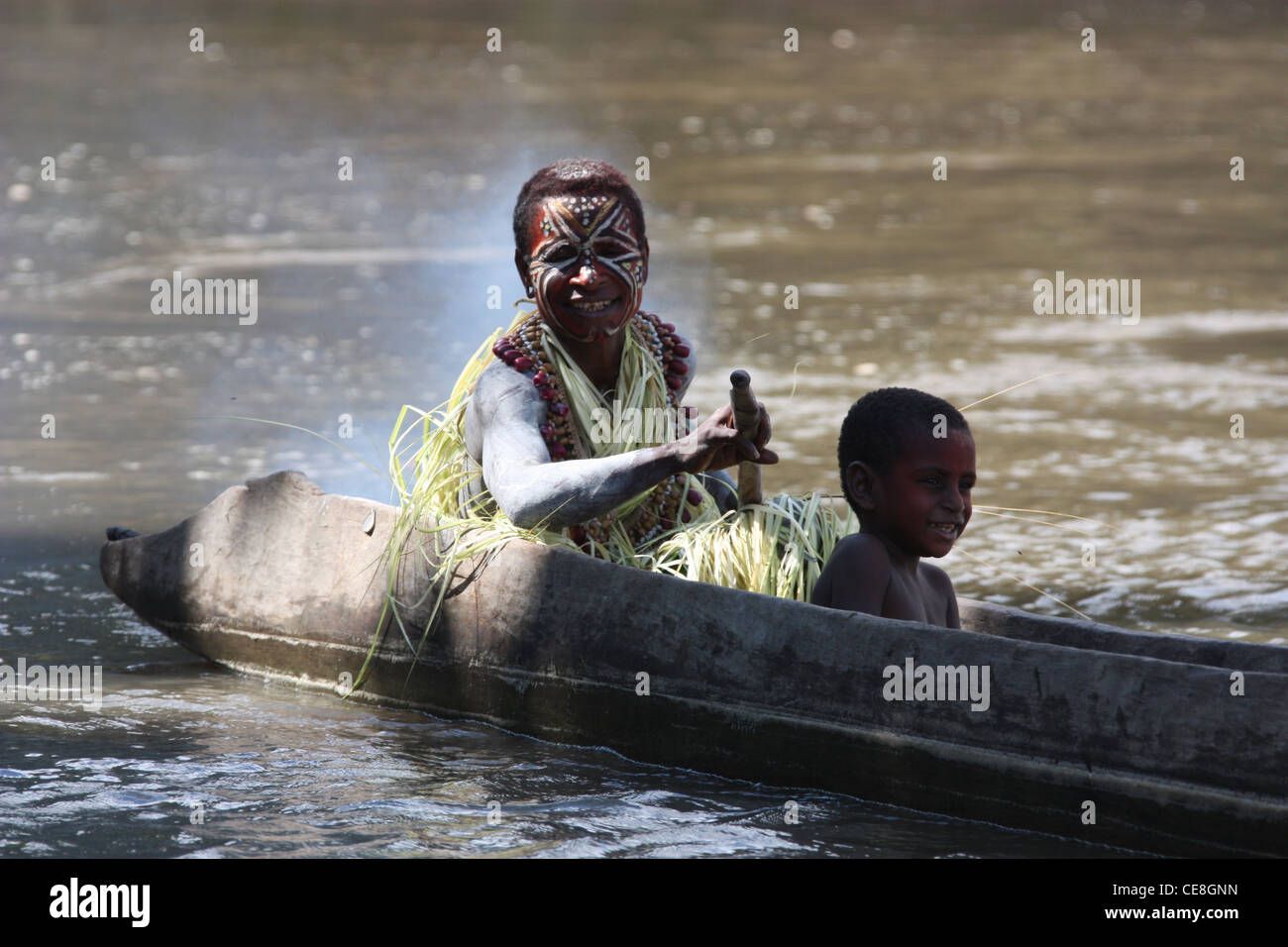 Mutter und Kind in einem Kanu Stockfoto