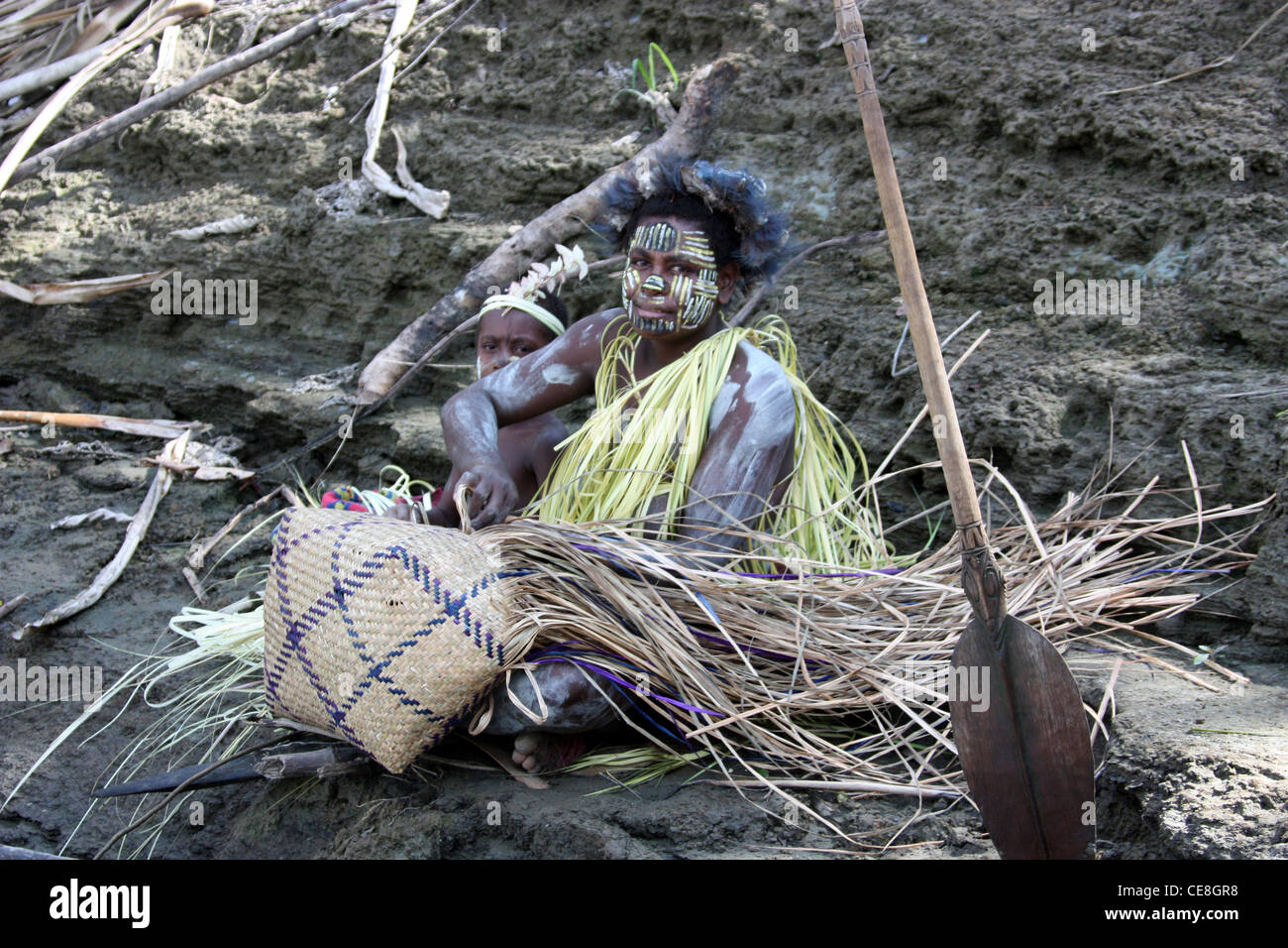 Korbflechterei in einem abgelegenen Dorf Papua Stockfoto