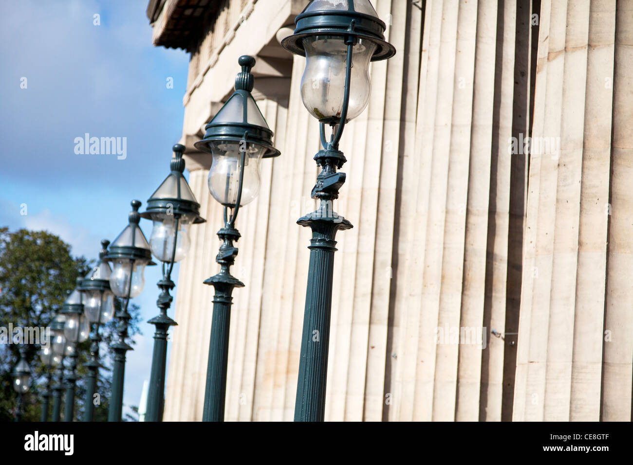 Edinburgh, Schottland, äußere des Scottish National Gallery Detail von römischen Säulen und Straßenlaterne außen vorne Stockfoto