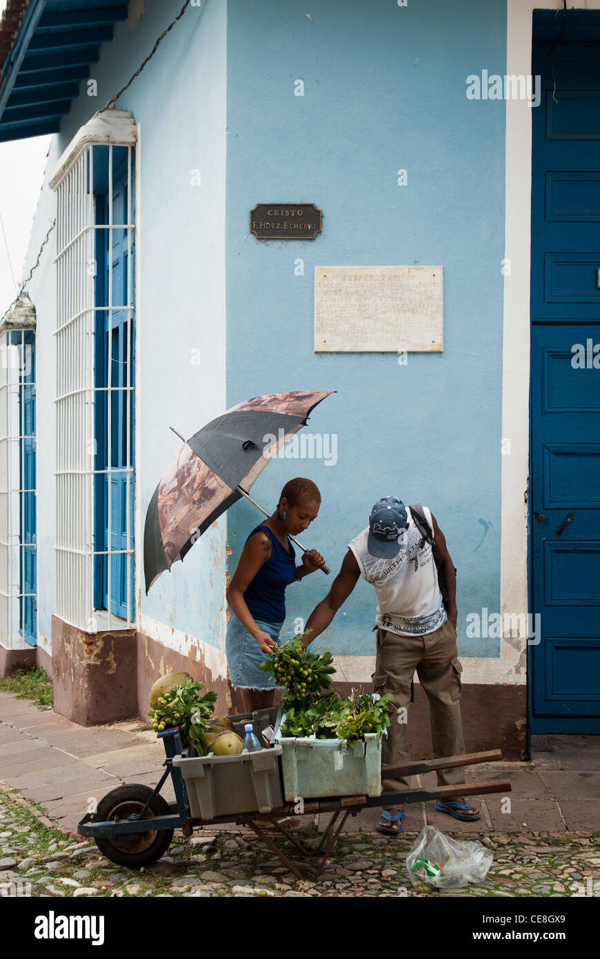 Menschen auf der Suche um Obst zu kaufen, bei einem Straßenhändler in Plaza Mayor, Trinidad, Kuba Stockfoto