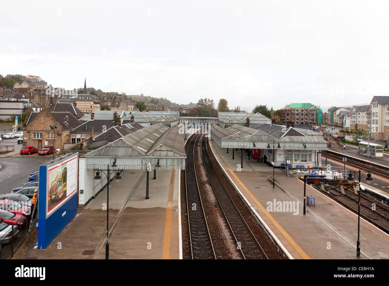 Bahnhof von Stirling, Schottland Scotrail Zug von oben schaut auf Spuren in station Stockfoto