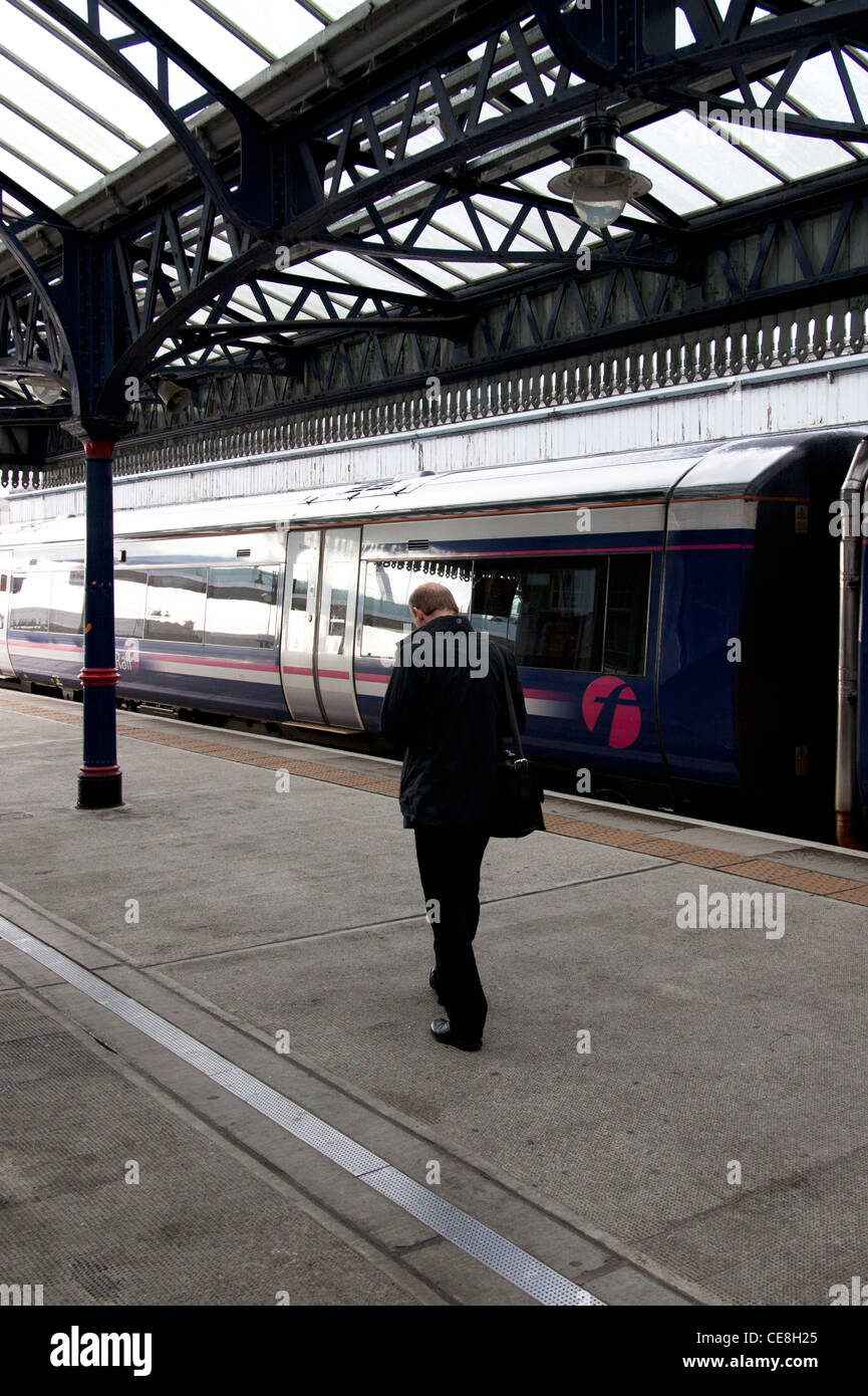 Passagier zu Fuß neben wollen Vorstand Zug am Bahnhof von Stirling, Schottland Scotrail Zug Zug Stockfoto