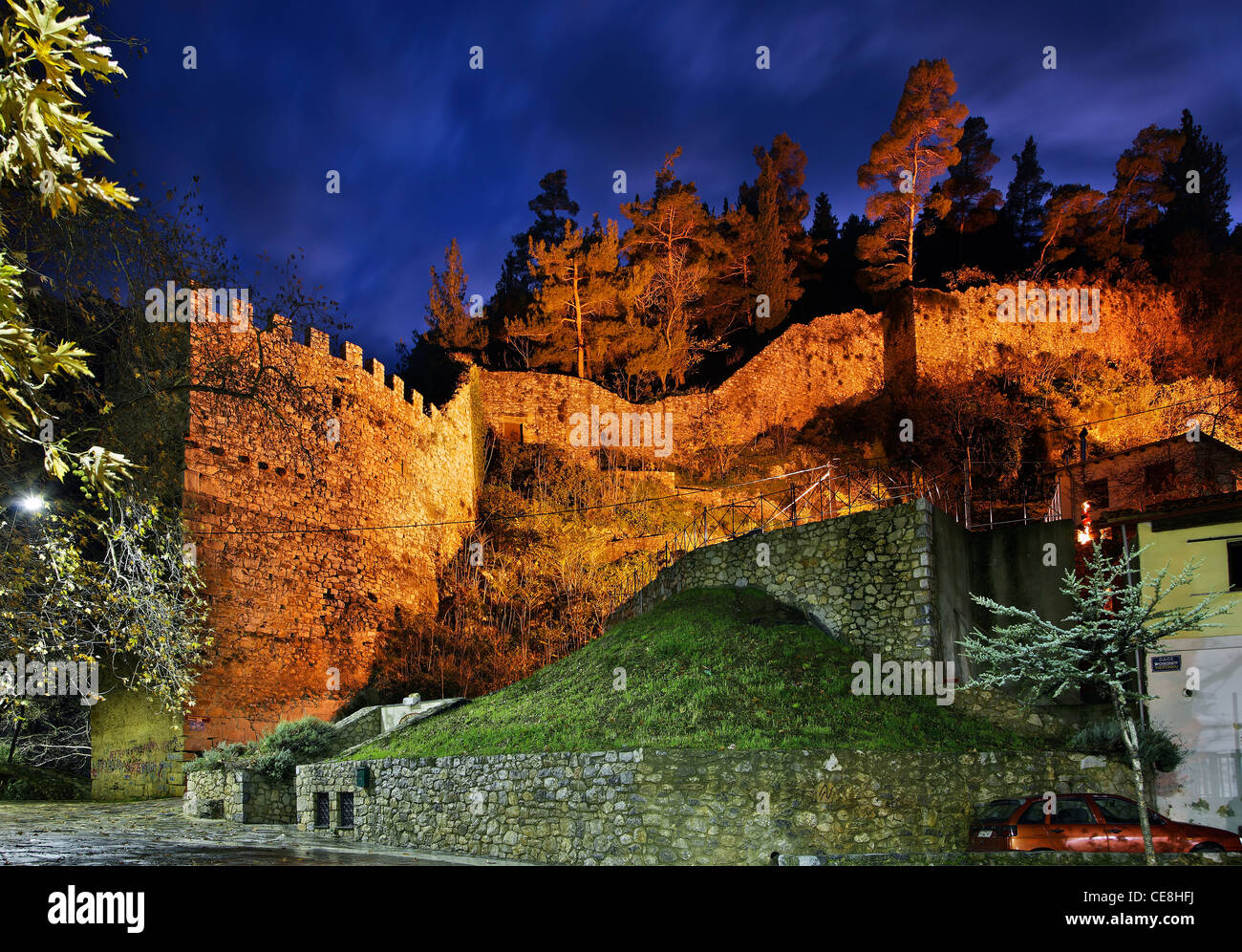 Die katalanische Burg Livadia Stadt, Viotia, Mittelgriechenland, direkt neben Kria Federn und Erkyna River bei Nacht Stockfoto