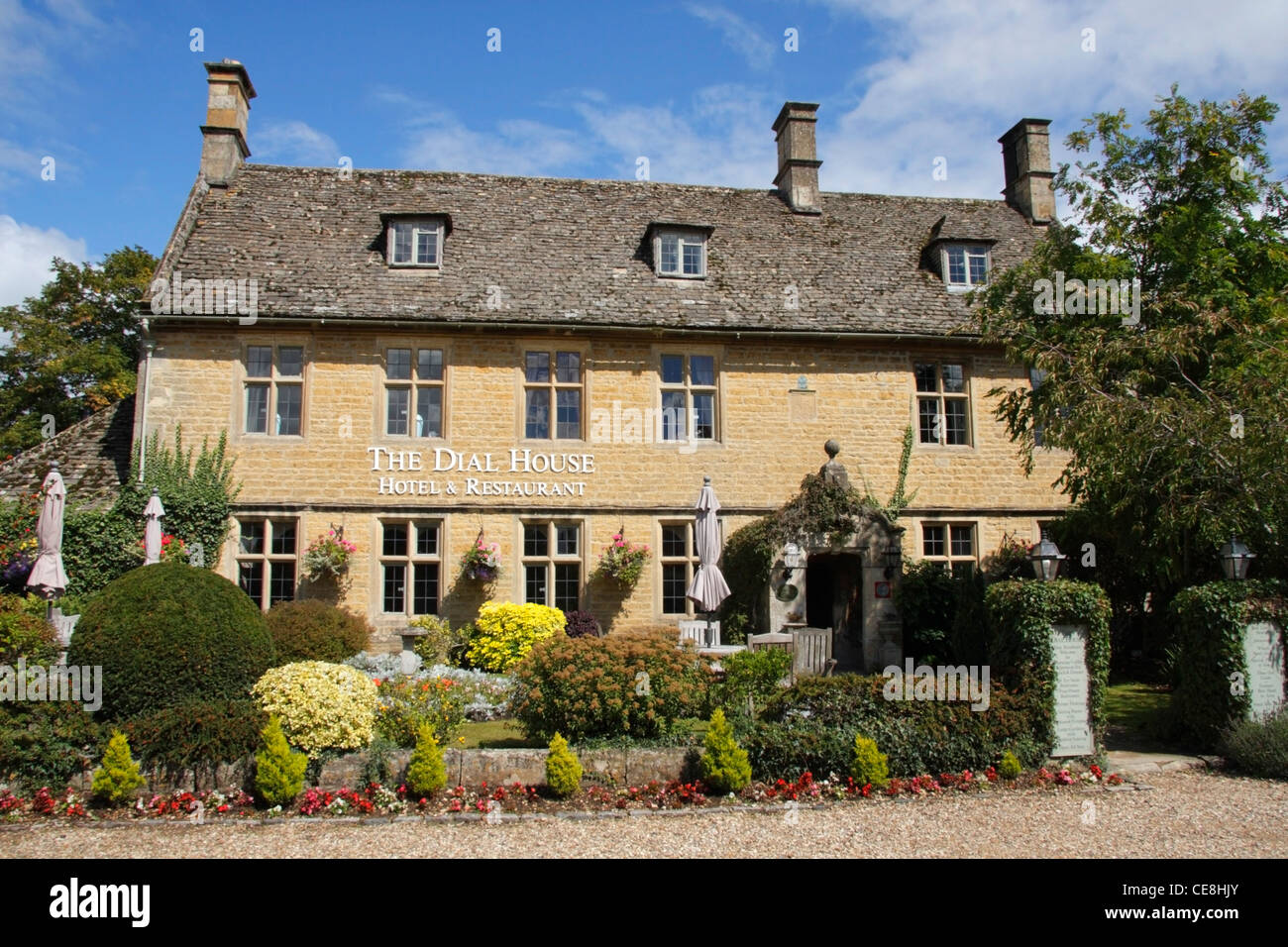 Das Dial House Hotel und Restaurant in Bourton auf dem Wasser in den Cotswolds, England. Stockfoto