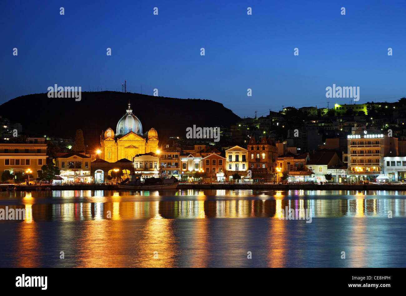 Partielle Nacht Blick auf den Hafen von Mytilene-Stadt, Hauptstadt der Insel Lesbos, Ägäis, Nordgriechenland. Stockfoto