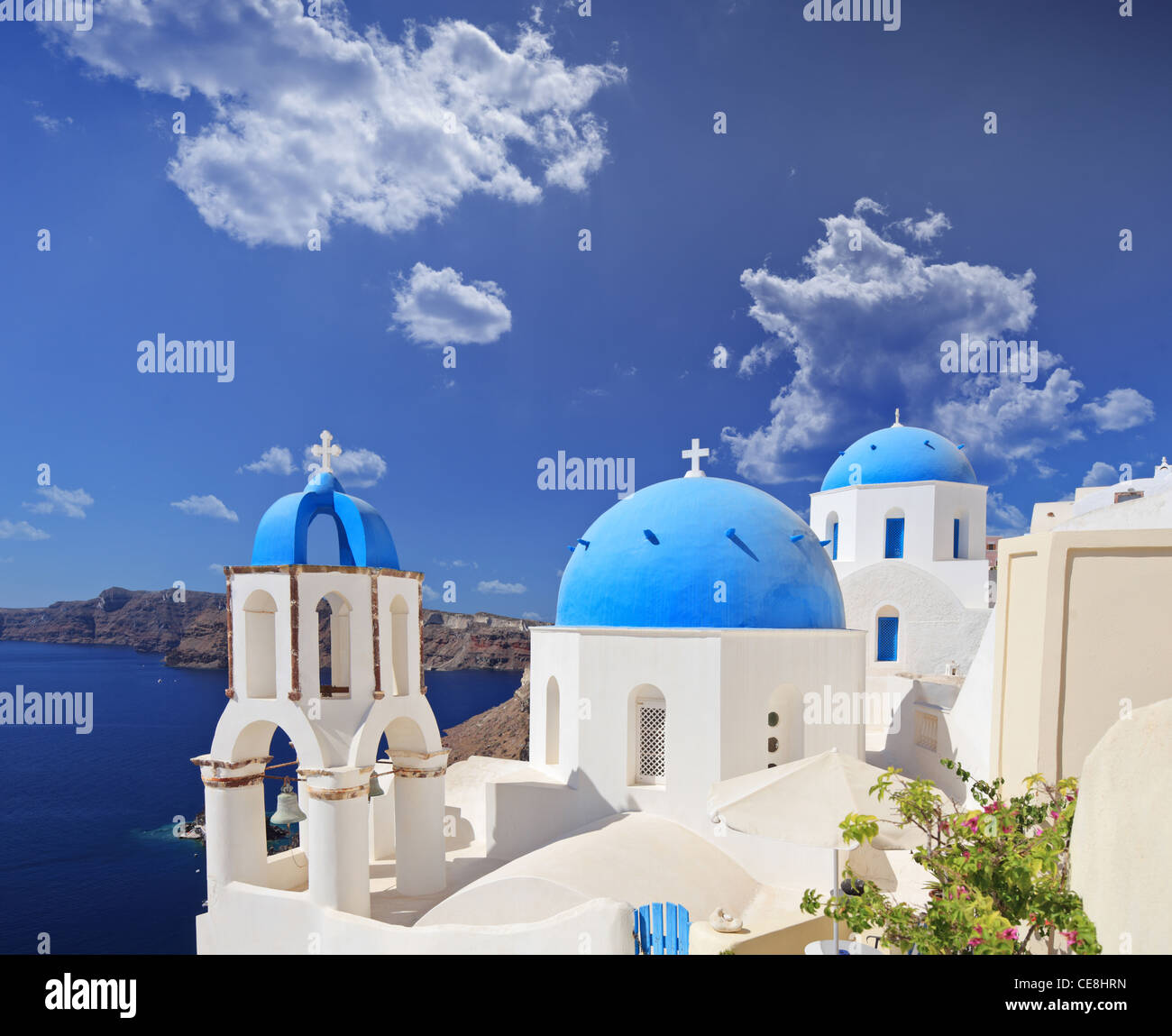 Blaue Kuppelkirche im Dorf Oia auf Santorin, Griechenland Stockfoto