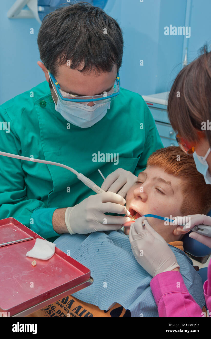 Kind beim Zahnarzt-Kontrolle Stockfoto