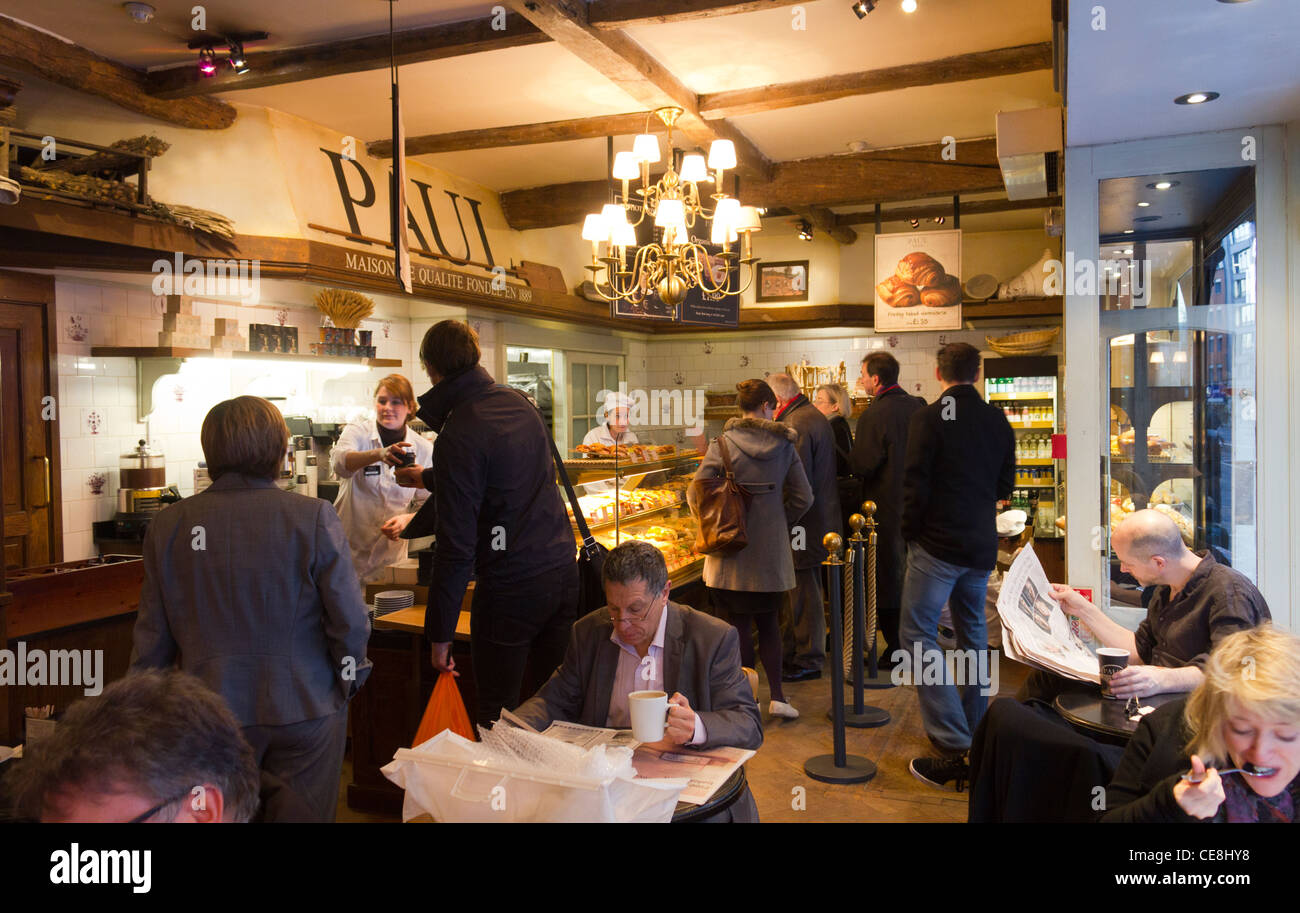 Kunden bei Paul Restaurant und Konditorei, High Holborn Street, London, England, UK Stockfoto