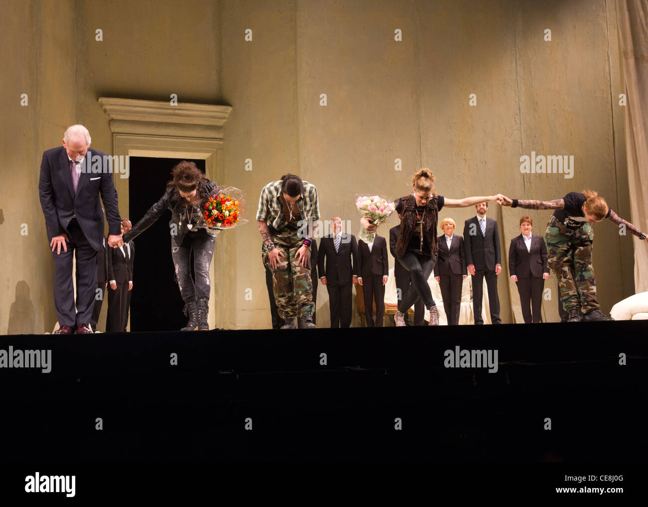 Vorhang für die Besetzung von Mozarts Cosi Fan Tutte, Covent Garden Opera House, London, UK Stockfoto