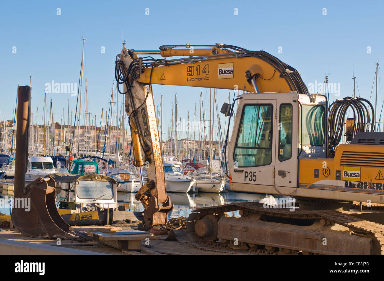 Mechanische Digger in Cap d ' Agde während Renovierungsarbeiten dieses beliebten französischen Badeort Seite. Stockfoto