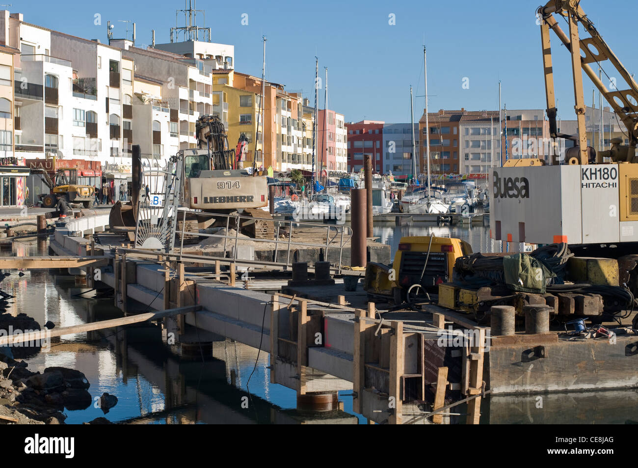 Bauarbeiten in der Mitte Hafen von Cap d ' Agde ein beliebter Badeort in Südfrankreich Stockfoto