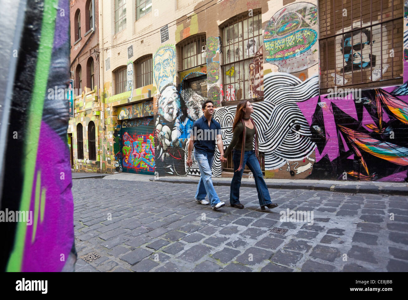 Junges Paar Streetart in Gasse zu betrachten. Hosier Lane, Melbourne, Victoria, Australien Stockfoto