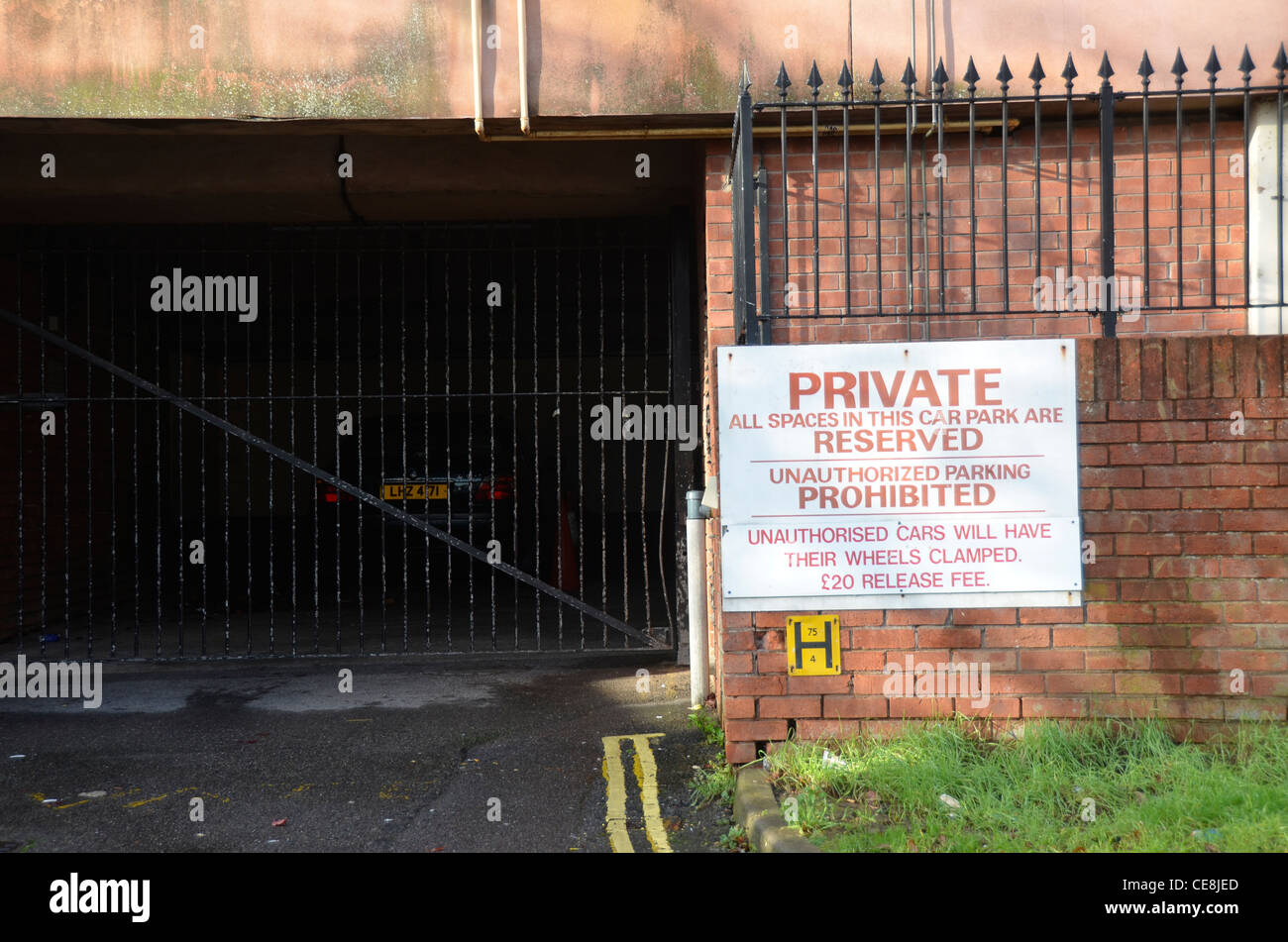 Privater Parkplatz-Schild, Tor, Bristol, England, UK Stockfoto