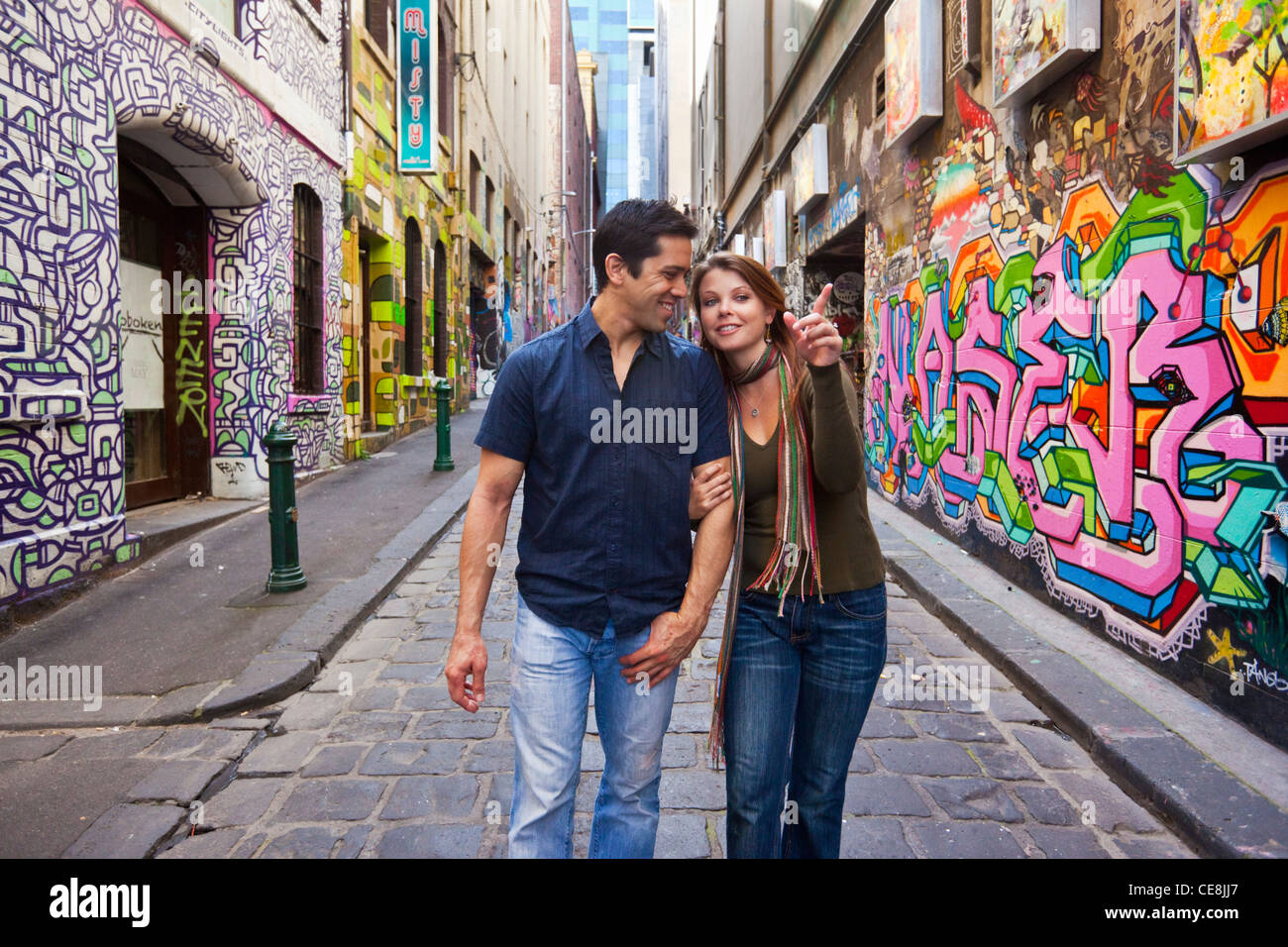 Junges Paar in Stadt Gasse gehen, Hand in Hand und street-Art zu betrachten. Hosier Lane, Melbourne, Victoria, Australien Stockfoto