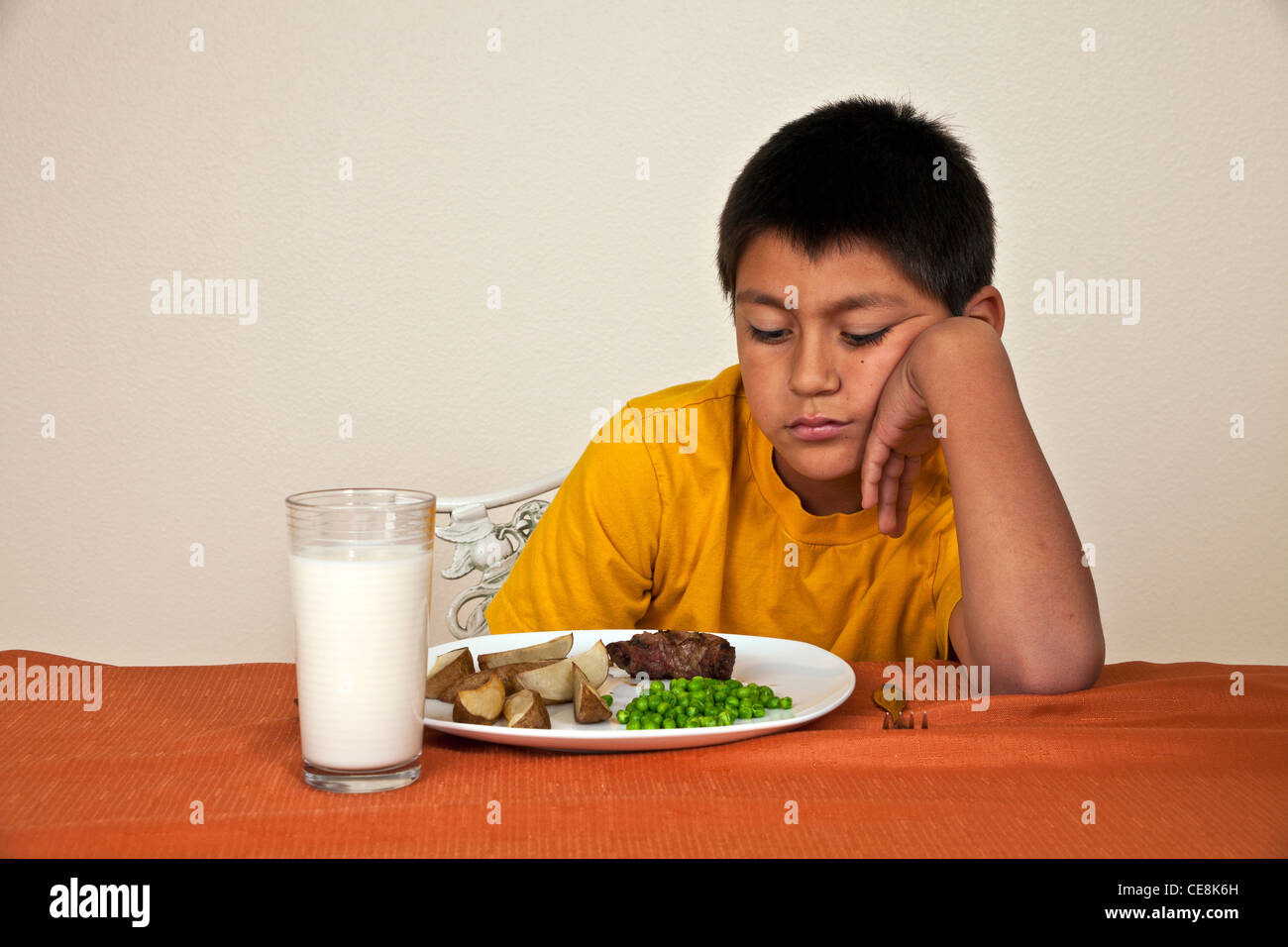 10 bis 11 Jahre Alter spanischer Junge will nicht Multi ethnische Vielfalt rassisch verschiedenen Essen multikulturellen Kultur. Herr © Myrleen Pearson Stockfoto