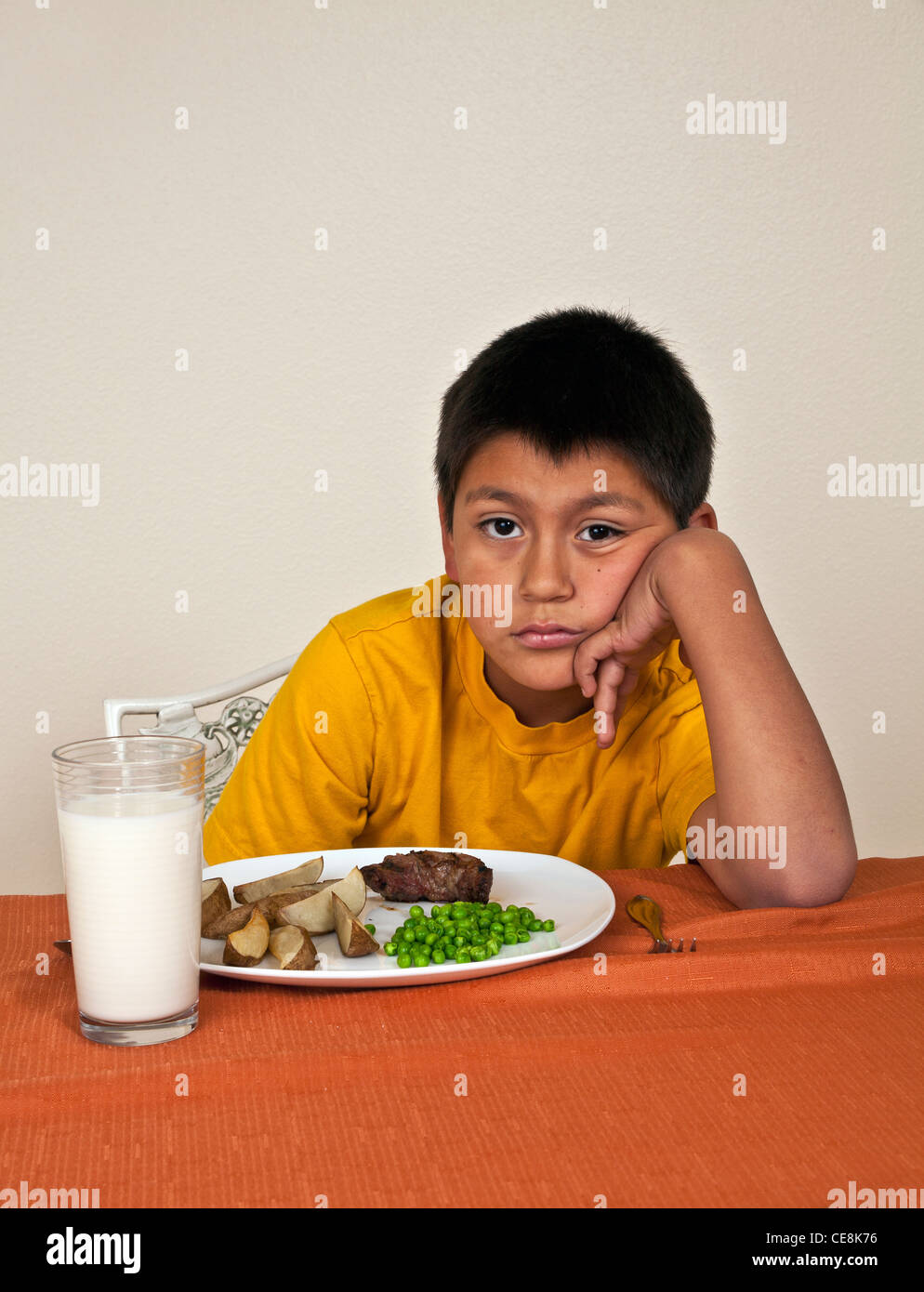 10 bis 11 Jahre Alter spanischer Junge will nicht seine Mahlzeit zu essen. Multi-ethnische Vielfalt ethnisch vielfältigen multikulturellen kulturelle Herr © Myrleen Pearson Stockfoto