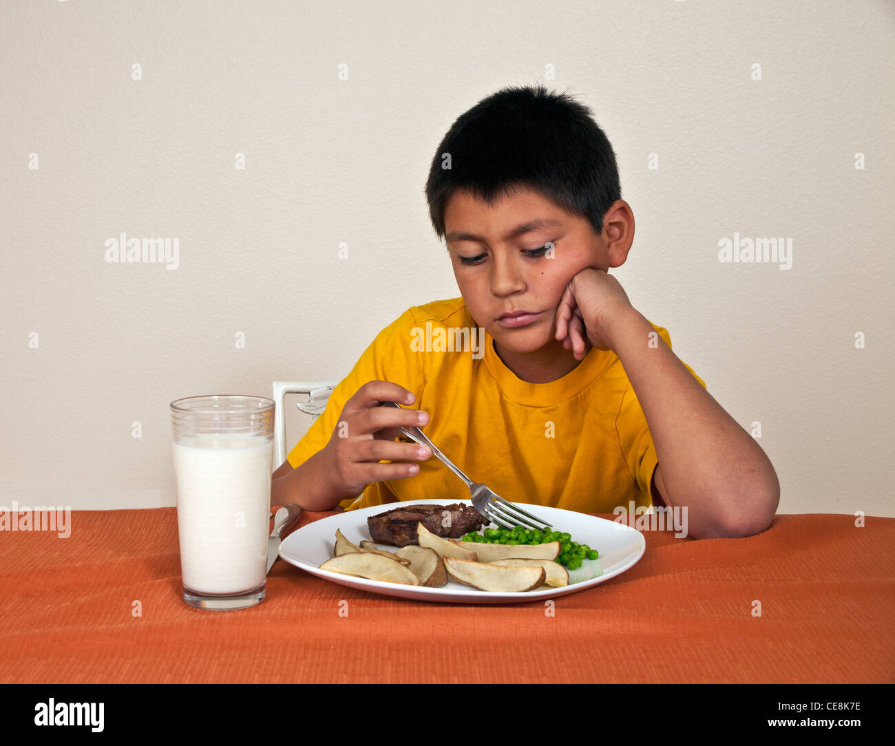 10 bis 11 Jahre Alter spanischer Junge will nicht essen. Herr © Myrleen Pearson Stockfoto