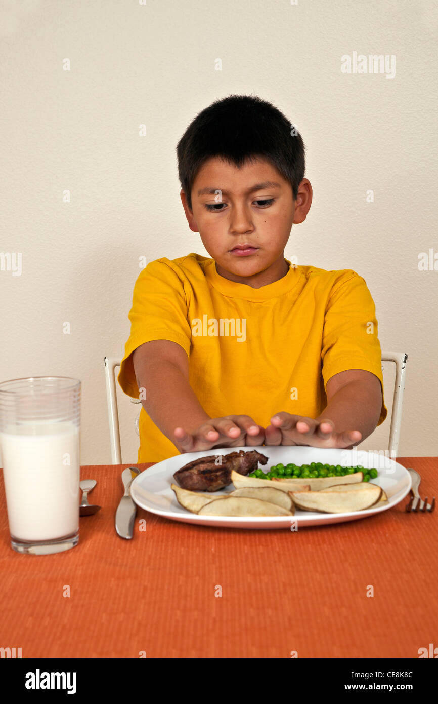 10 bis 11 Jahre Alter spanischer Junge will nicht Multi ethnische Vielfalt rassisch verschiedenen Essen multikulturellen Kultur. Herr © Myrleen Pearsonv Stockfoto